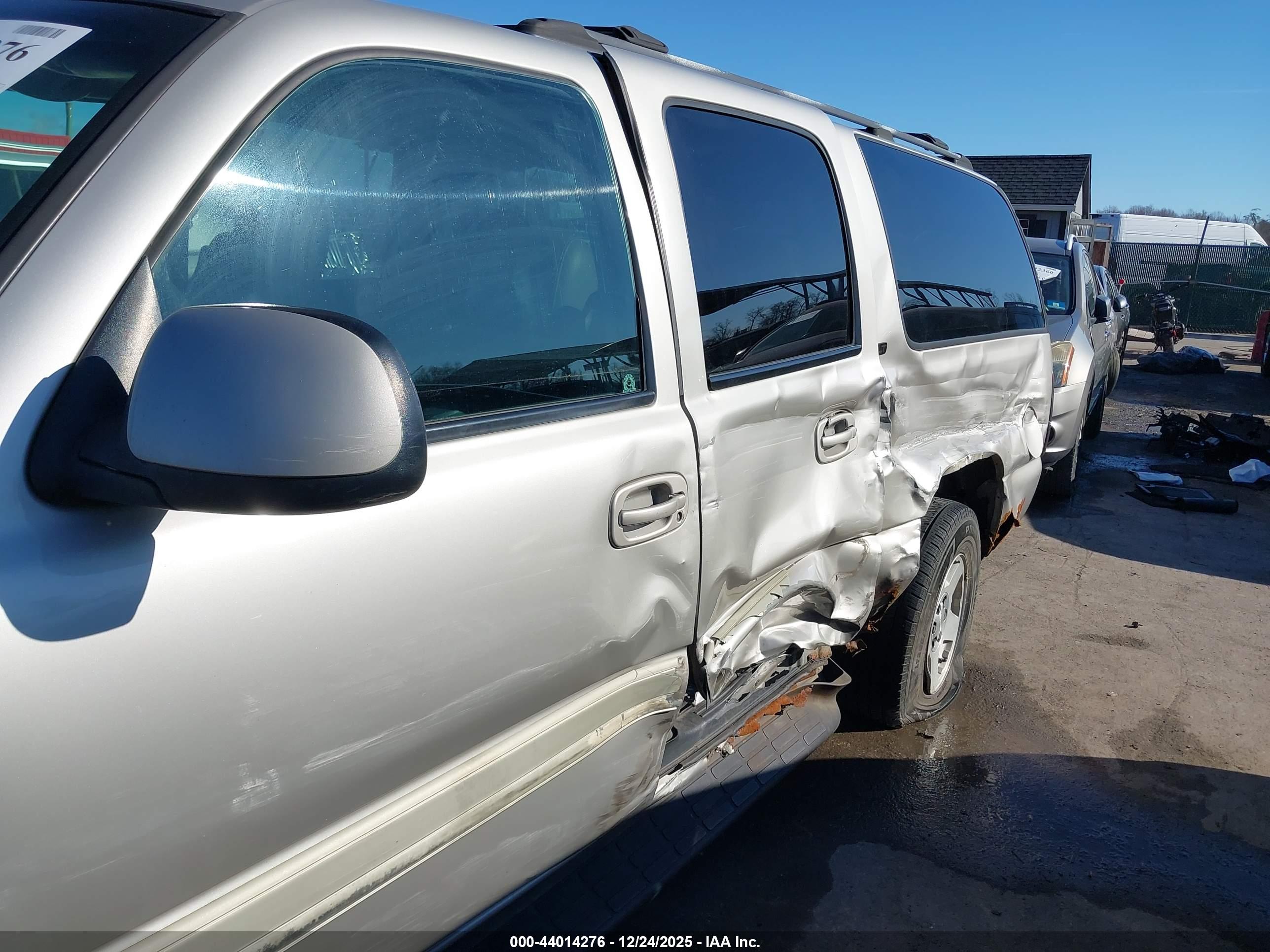 CHEVROLET SUBURBAN image 6