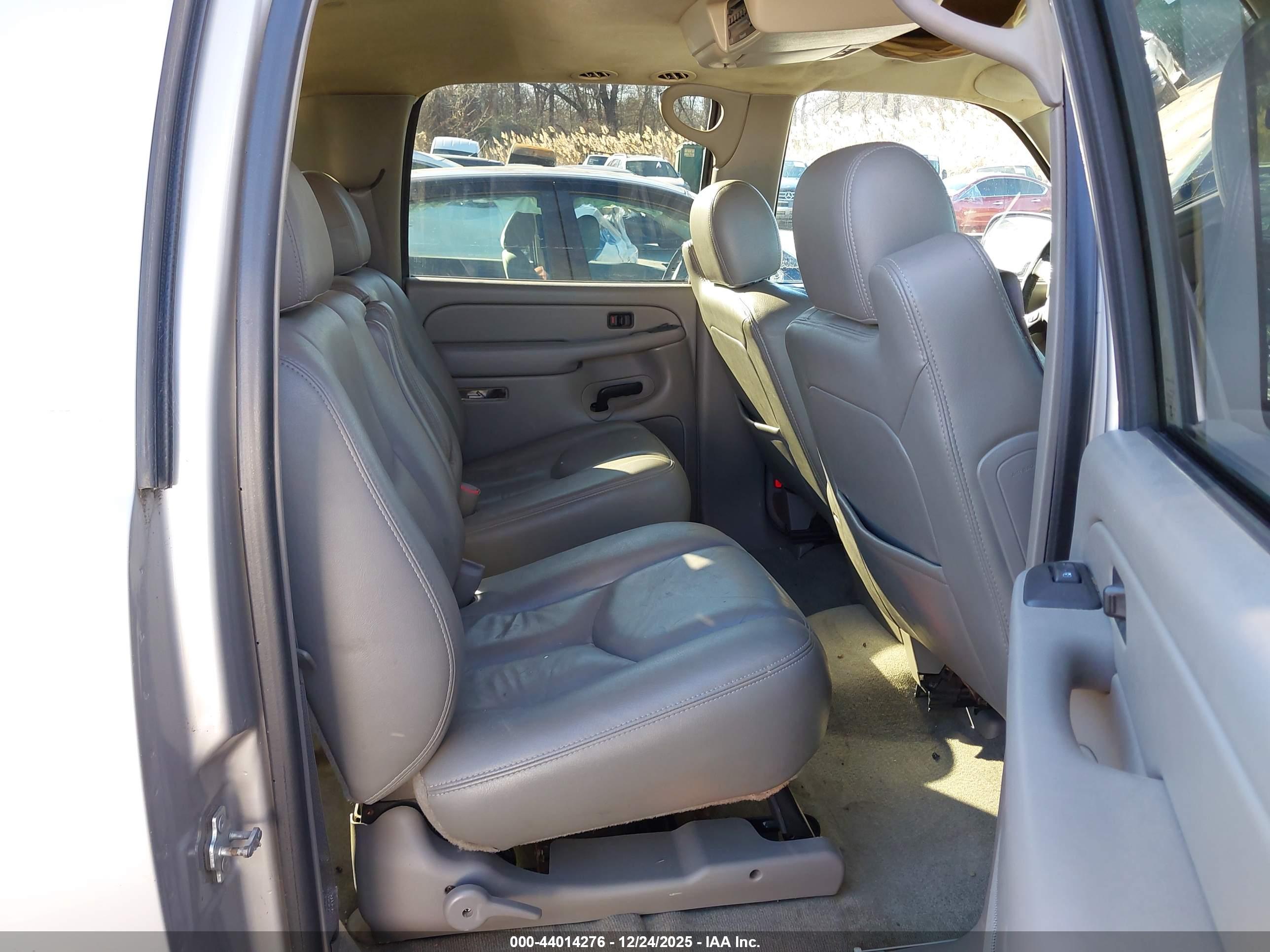 CHEVROLET SUBURBAN image 8