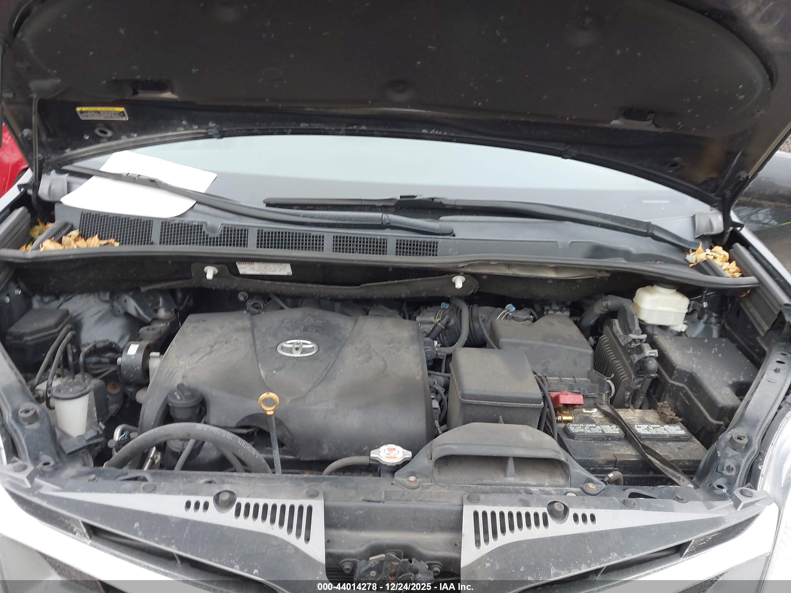 TOYOTA SIENNA image 10