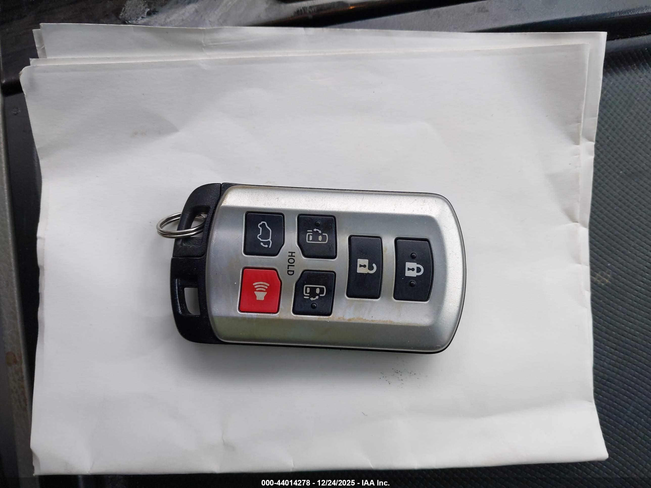 TOYOTA SIENNA image 11