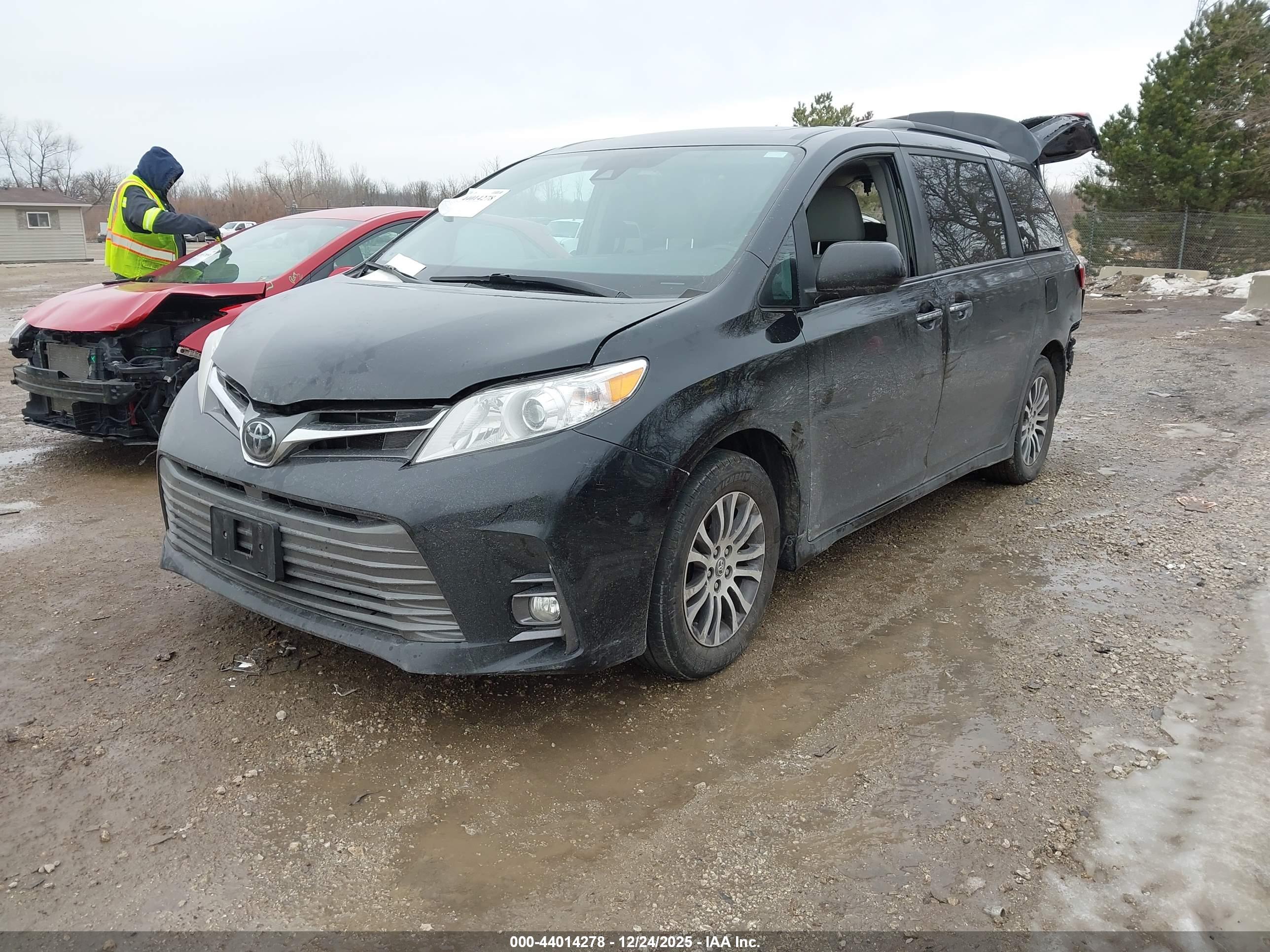 TOYOTA SIENNA image 2
