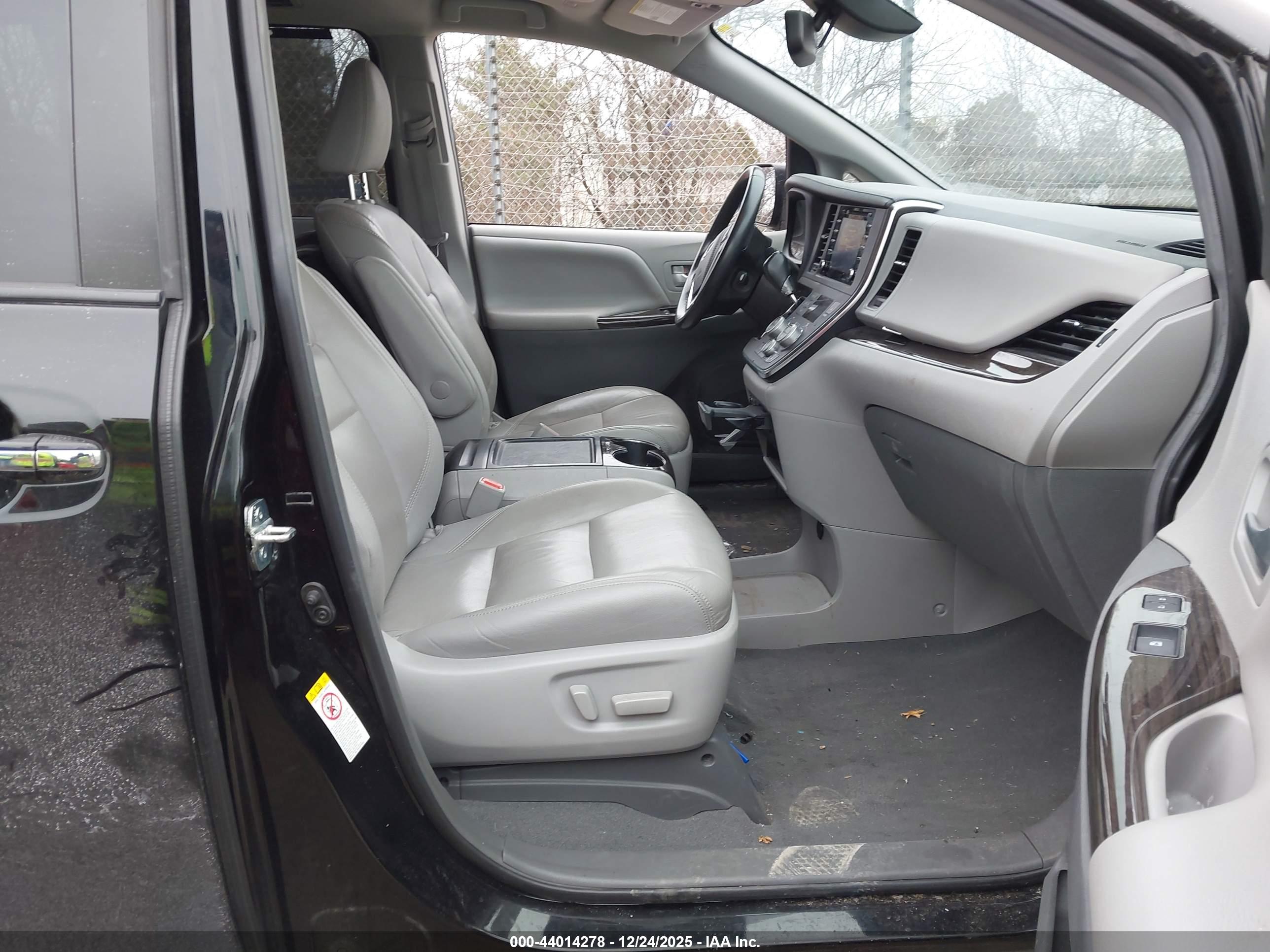 TOYOTA SIENNA image 5