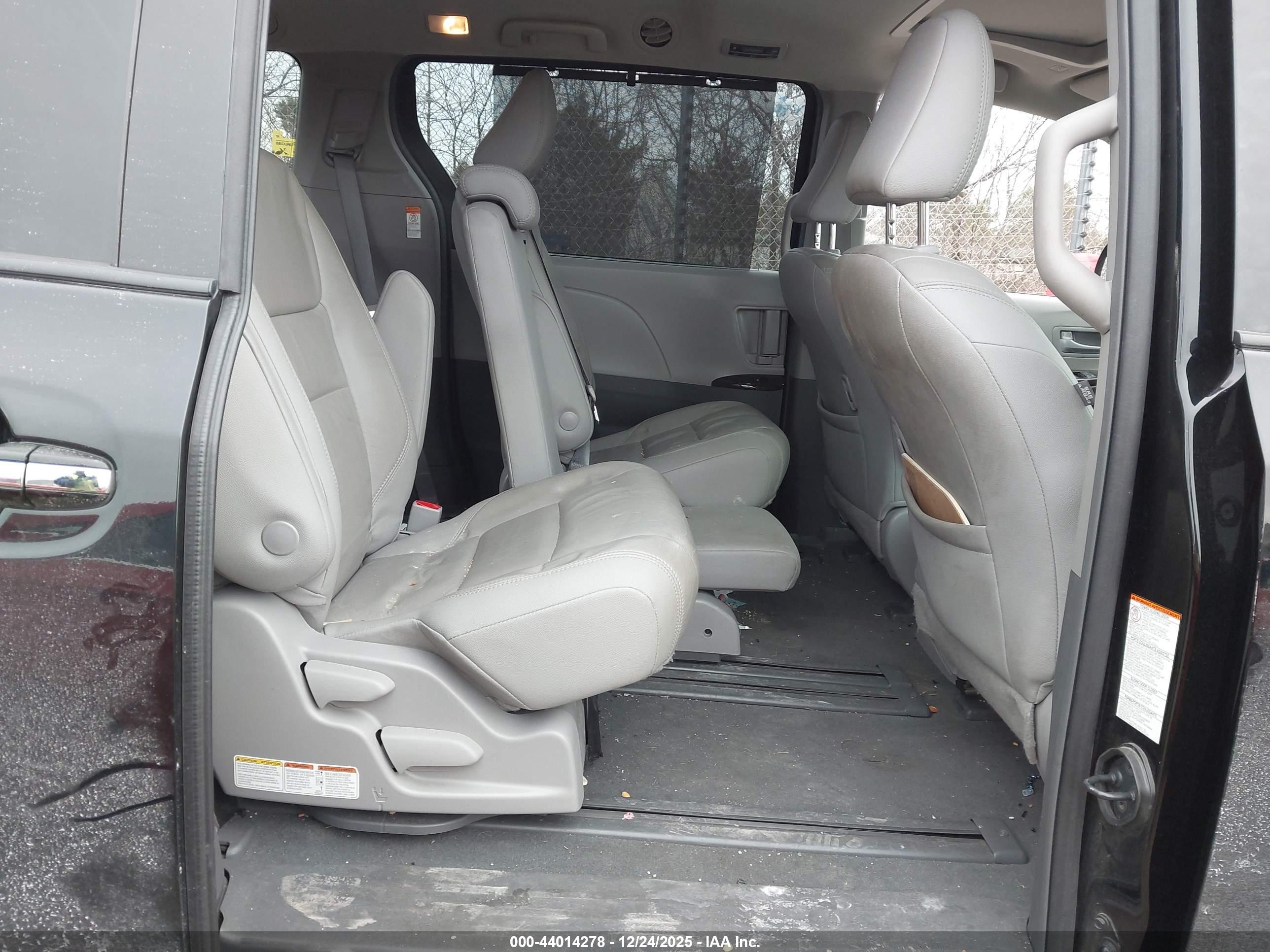 TOYOTA SIENNA image 8