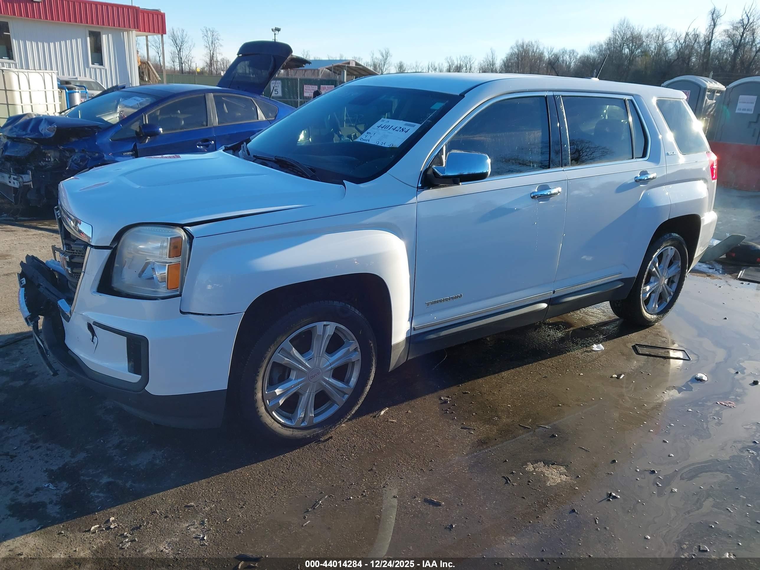 GMC TERRAIN image 2