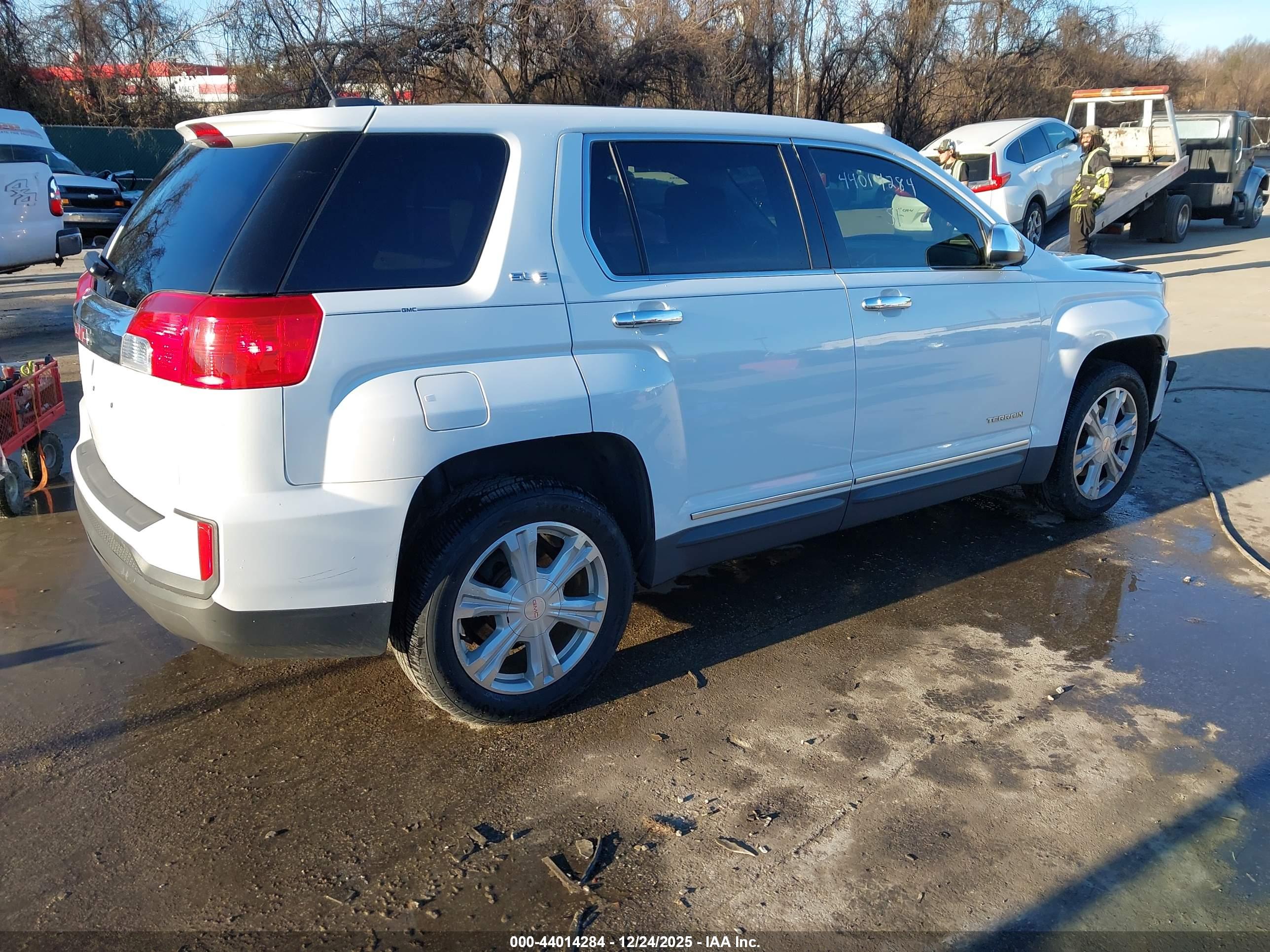 GMC TERRAIN image 4
