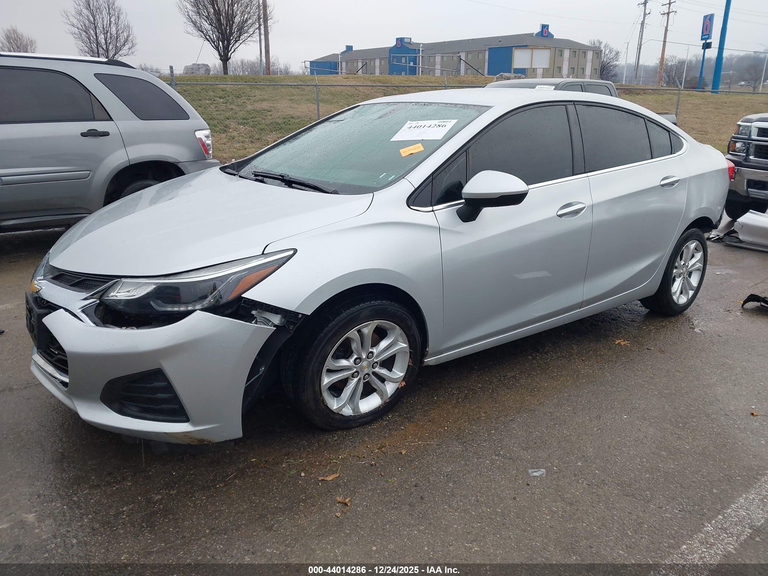 CHEVROLET CRUZE image 2
