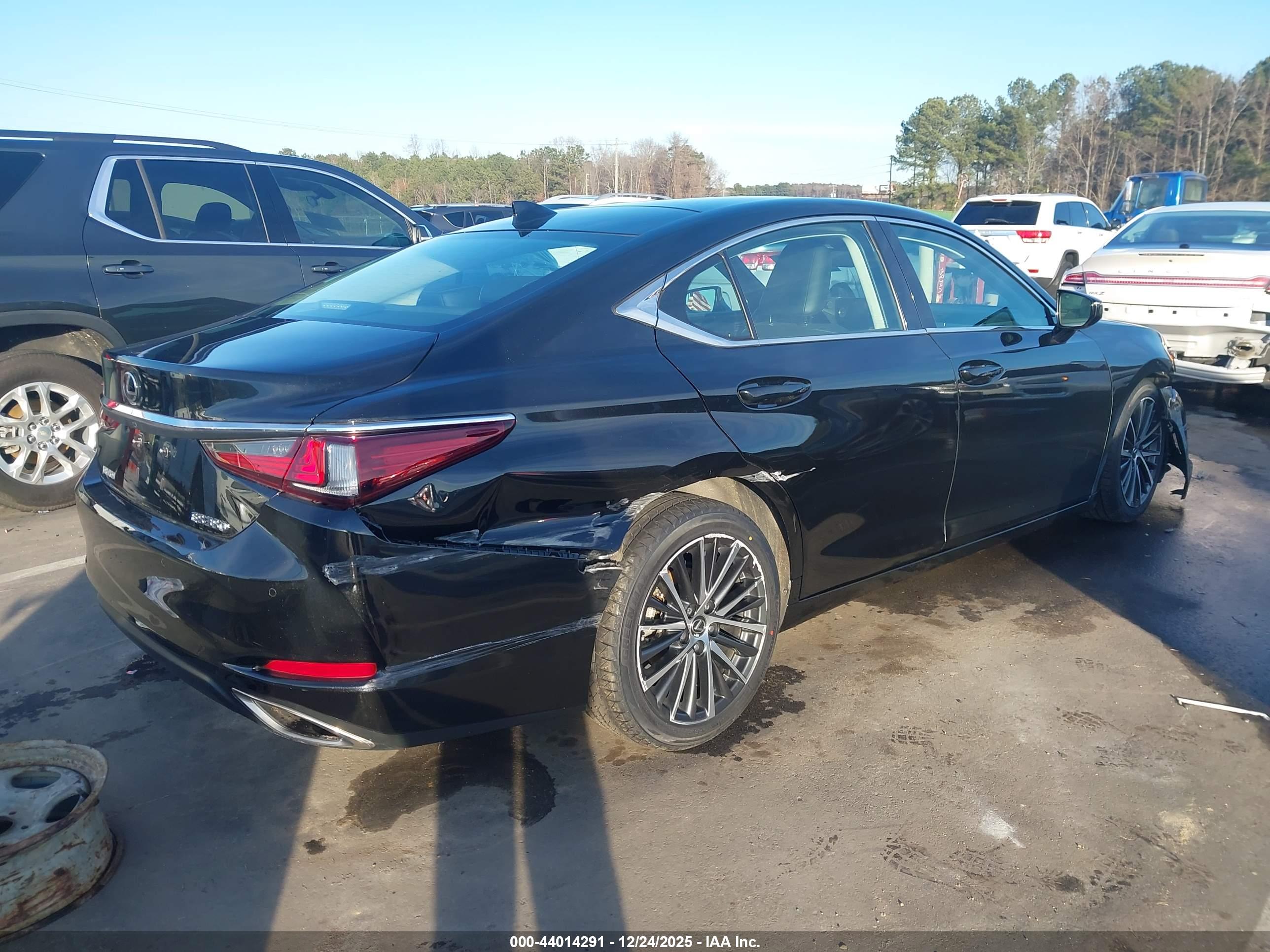 LEXUS ES image 4