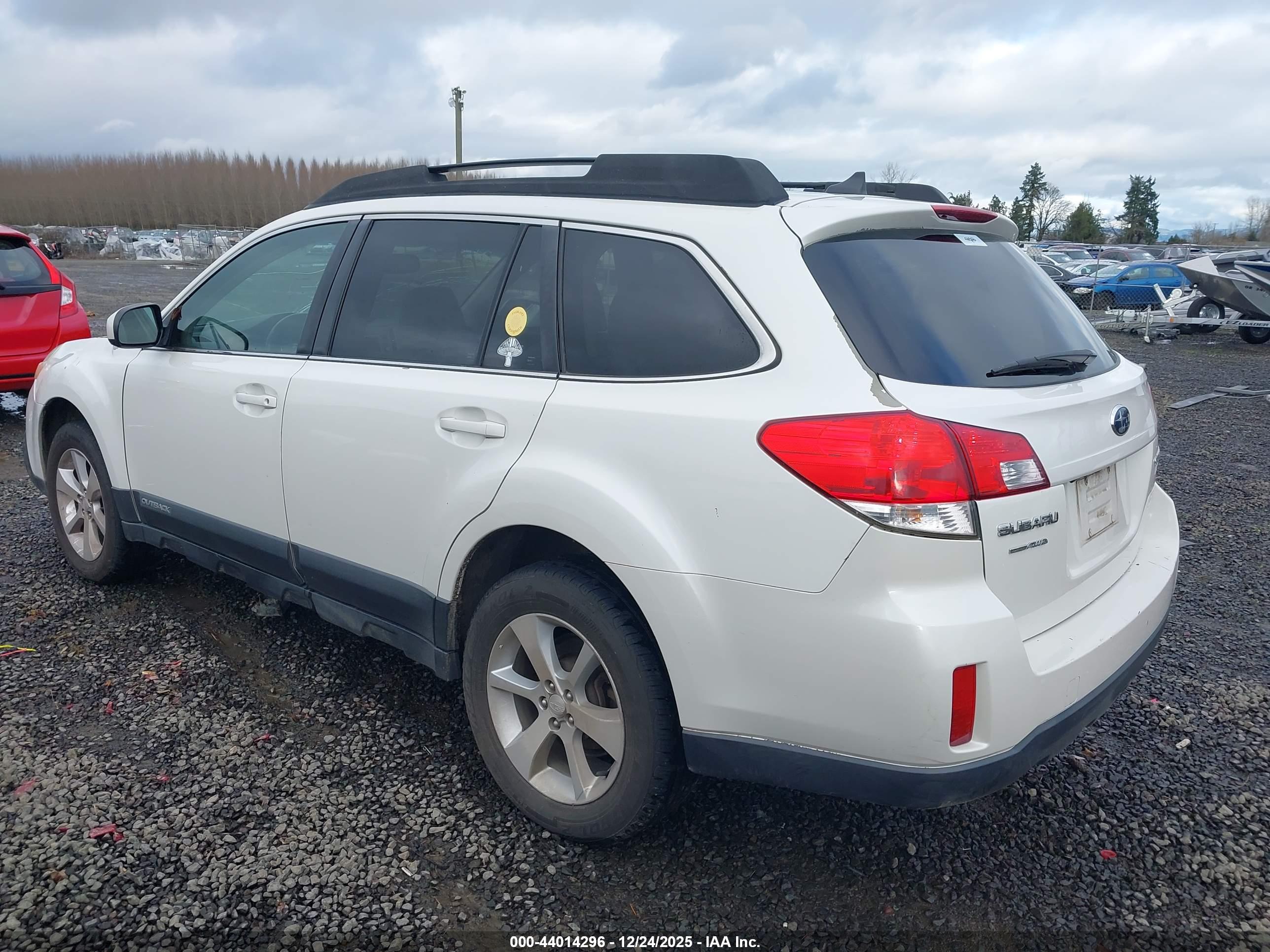 SUBARU OUTBACK image 3