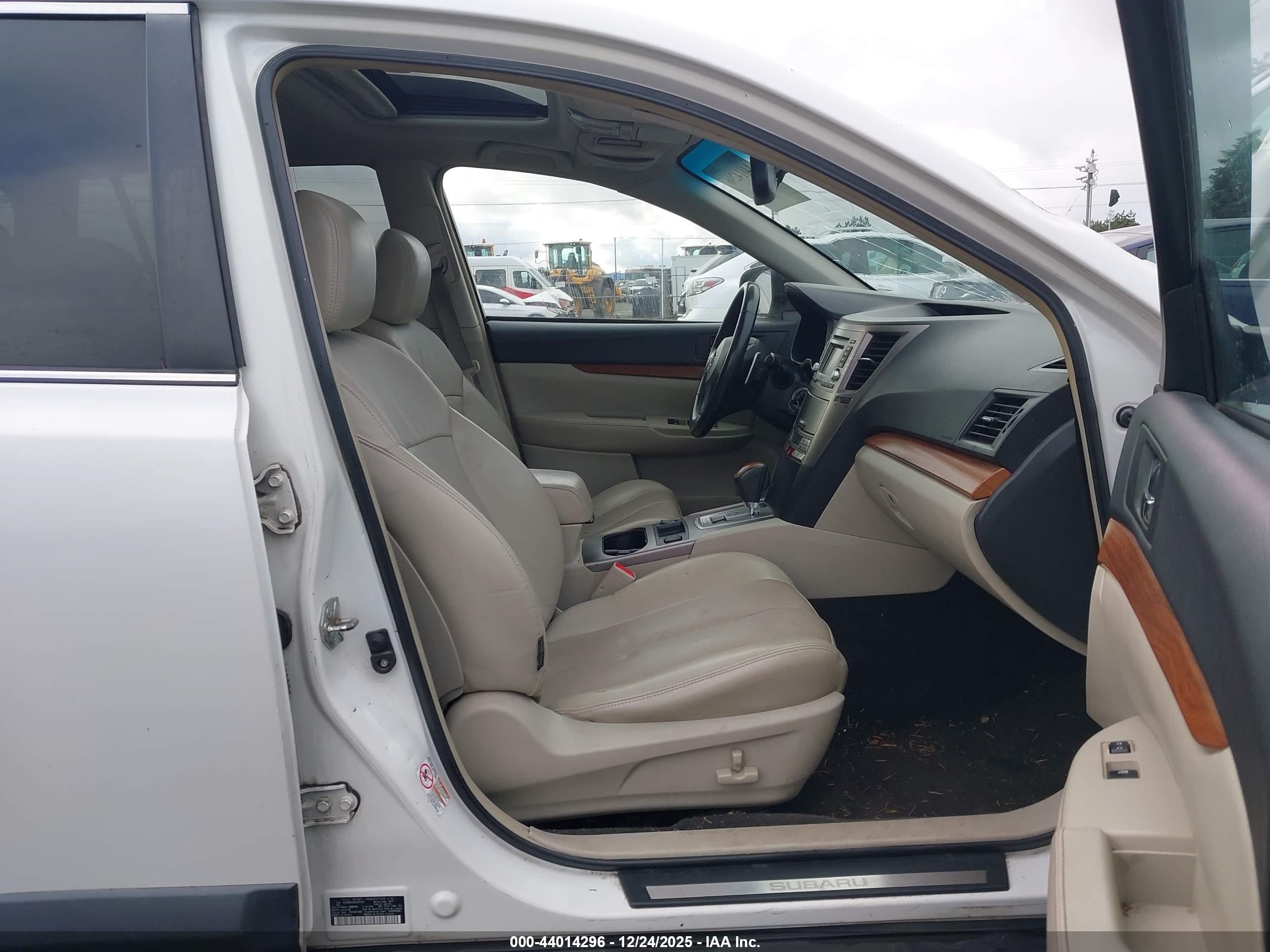 SUBARU OUTBACK image 5