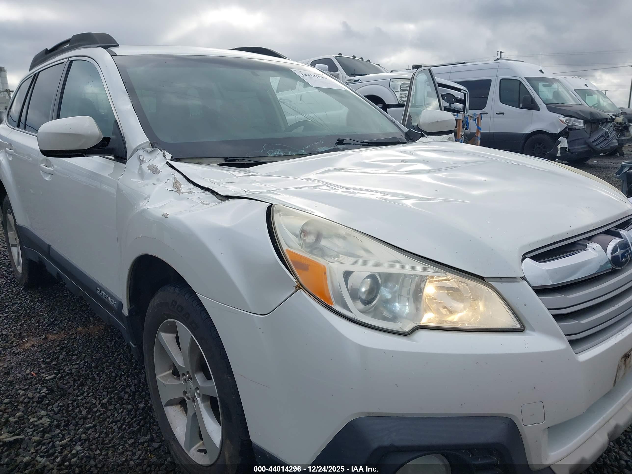 SUBARU OUTBACK image 6
