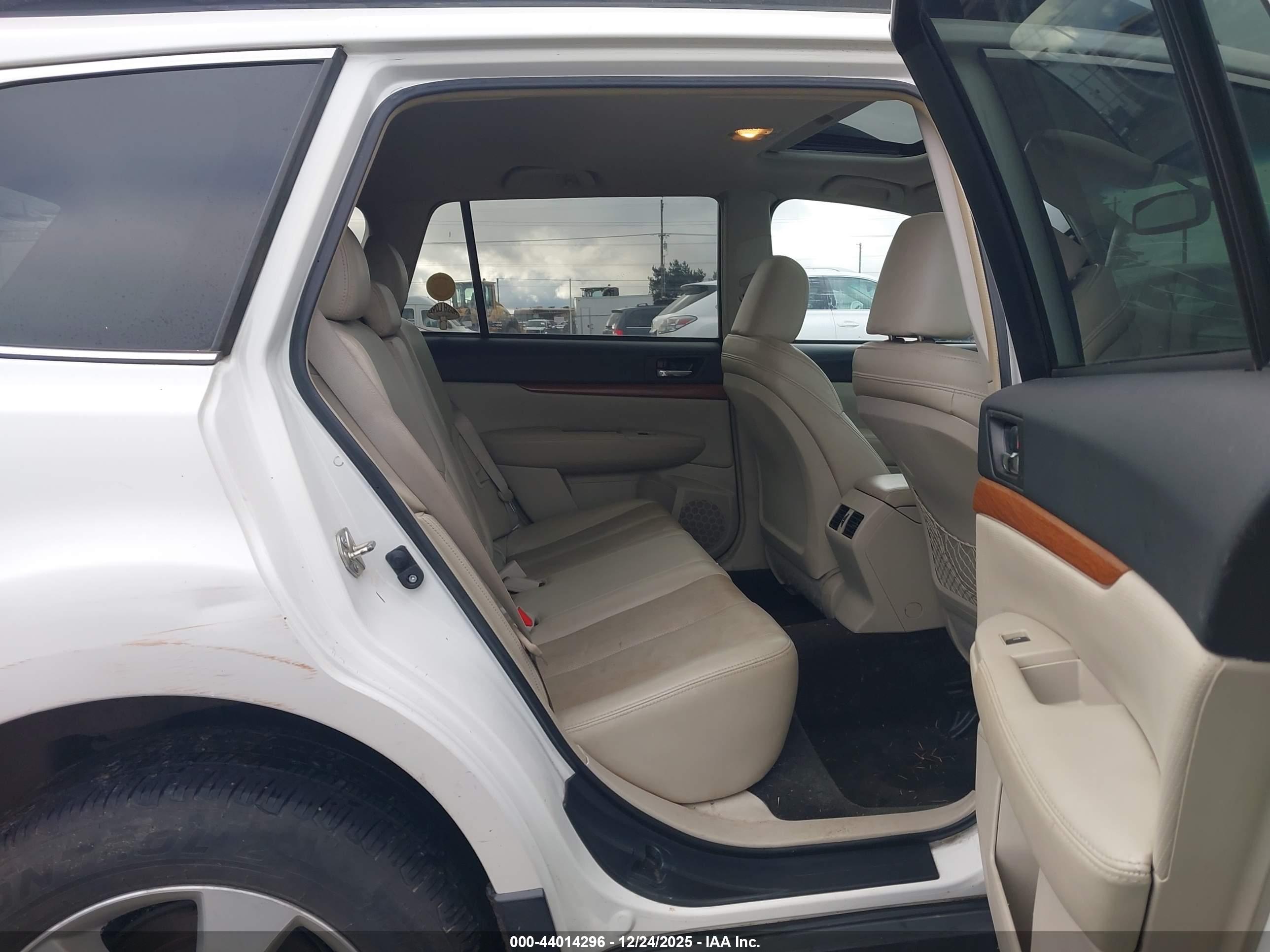 SUBARU OUTBACK image 8