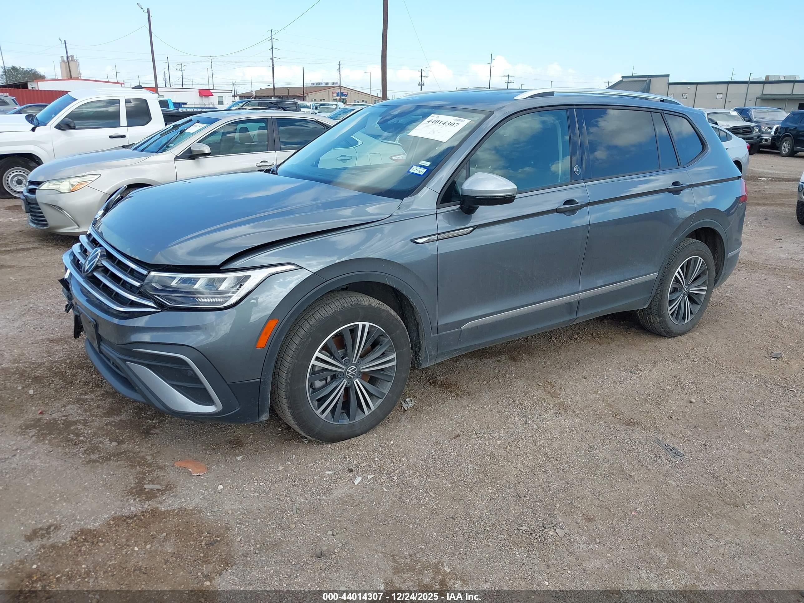 VOLKSWAGEN TIGUAN image 2
