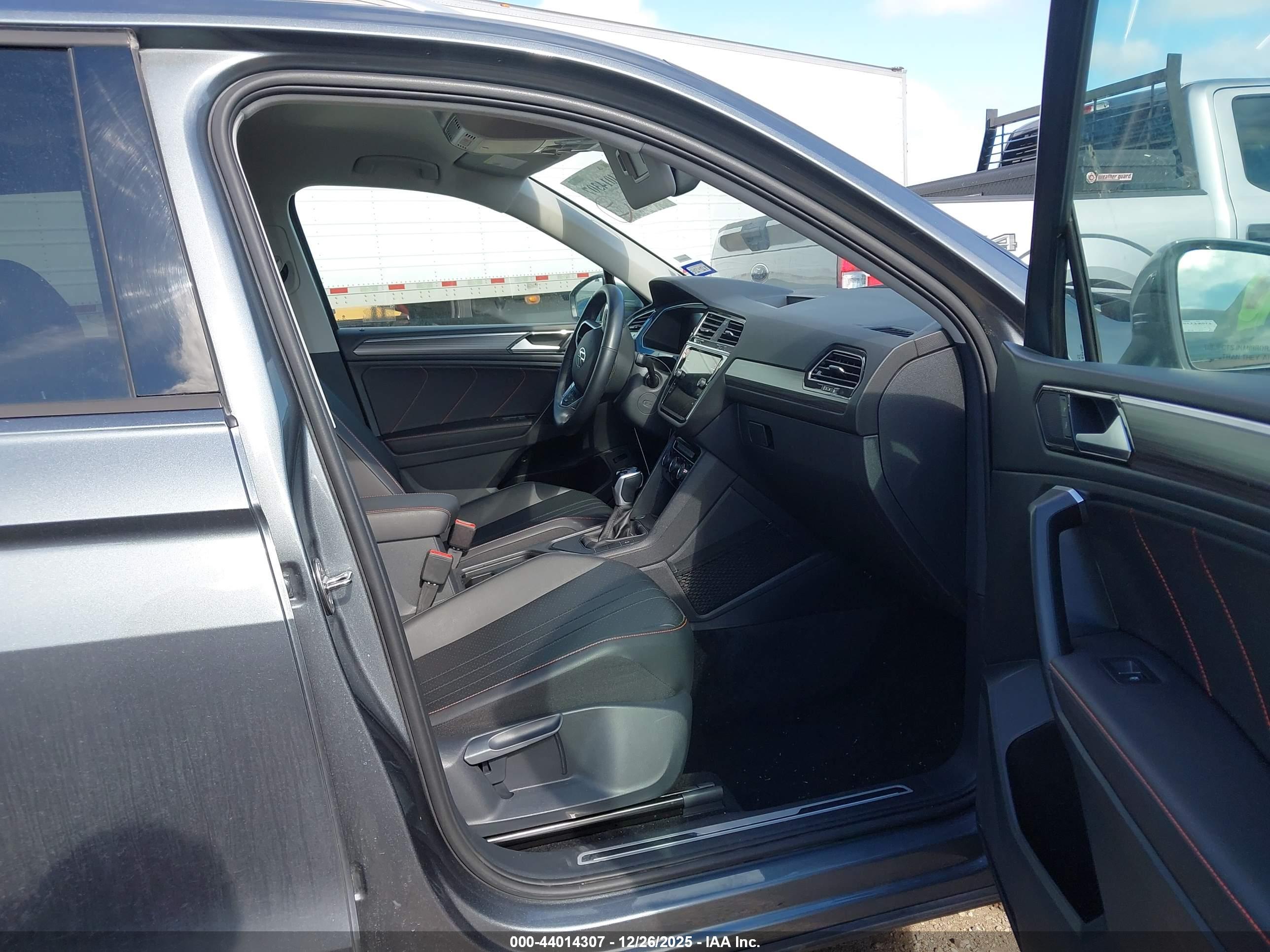 VOLKSWAGEN TIGUAN image 5