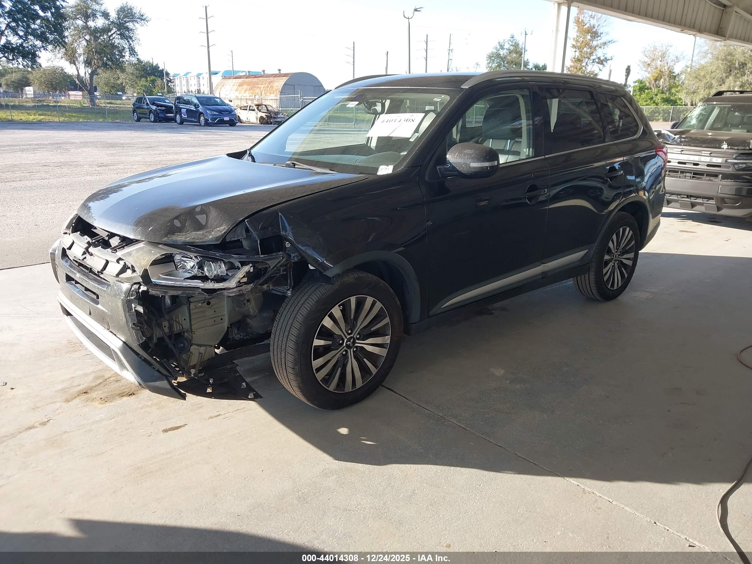 MITSUBISHI OUTLANDER image 2