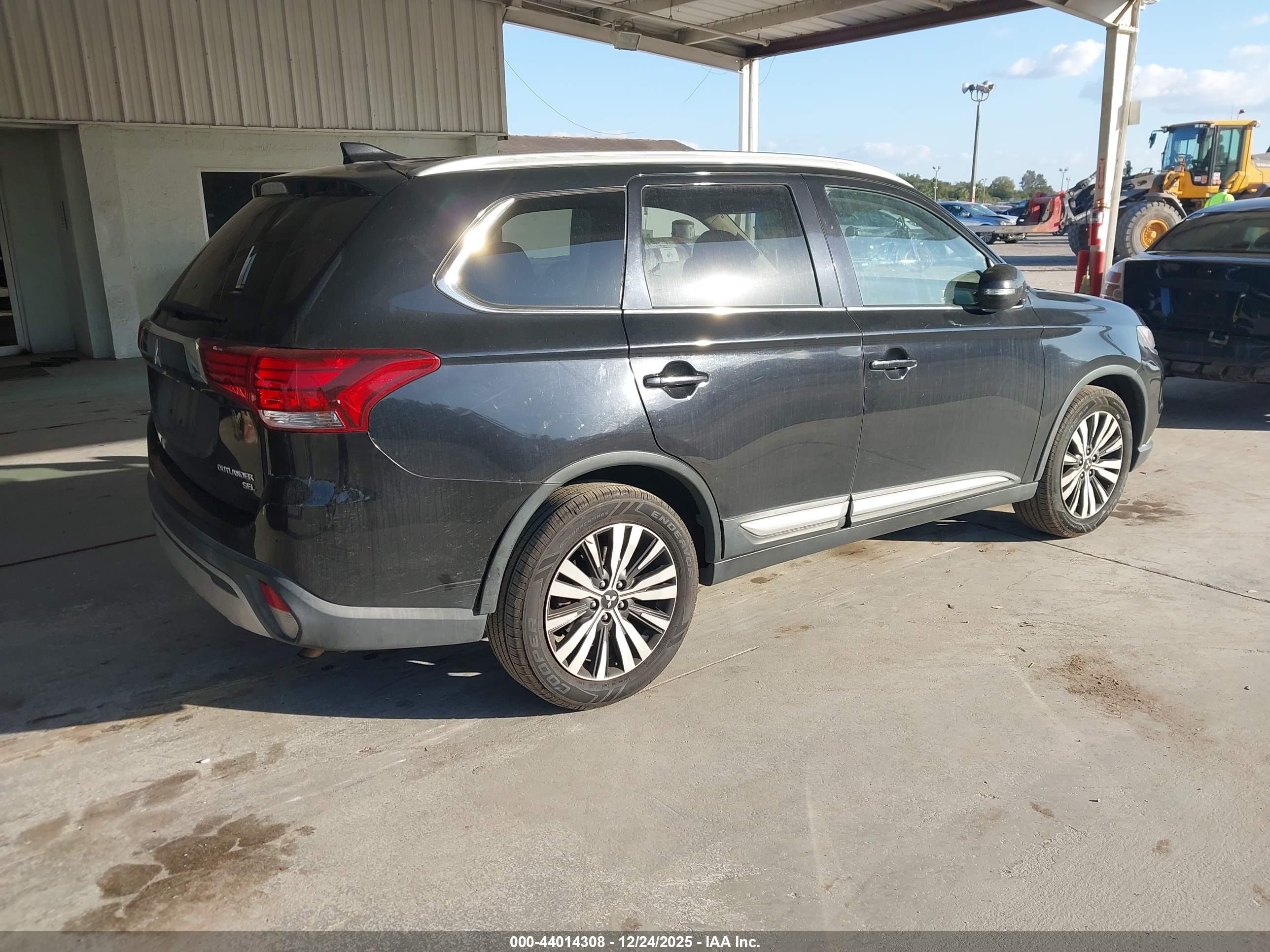MITSUBISHI OUTLANDER image 4