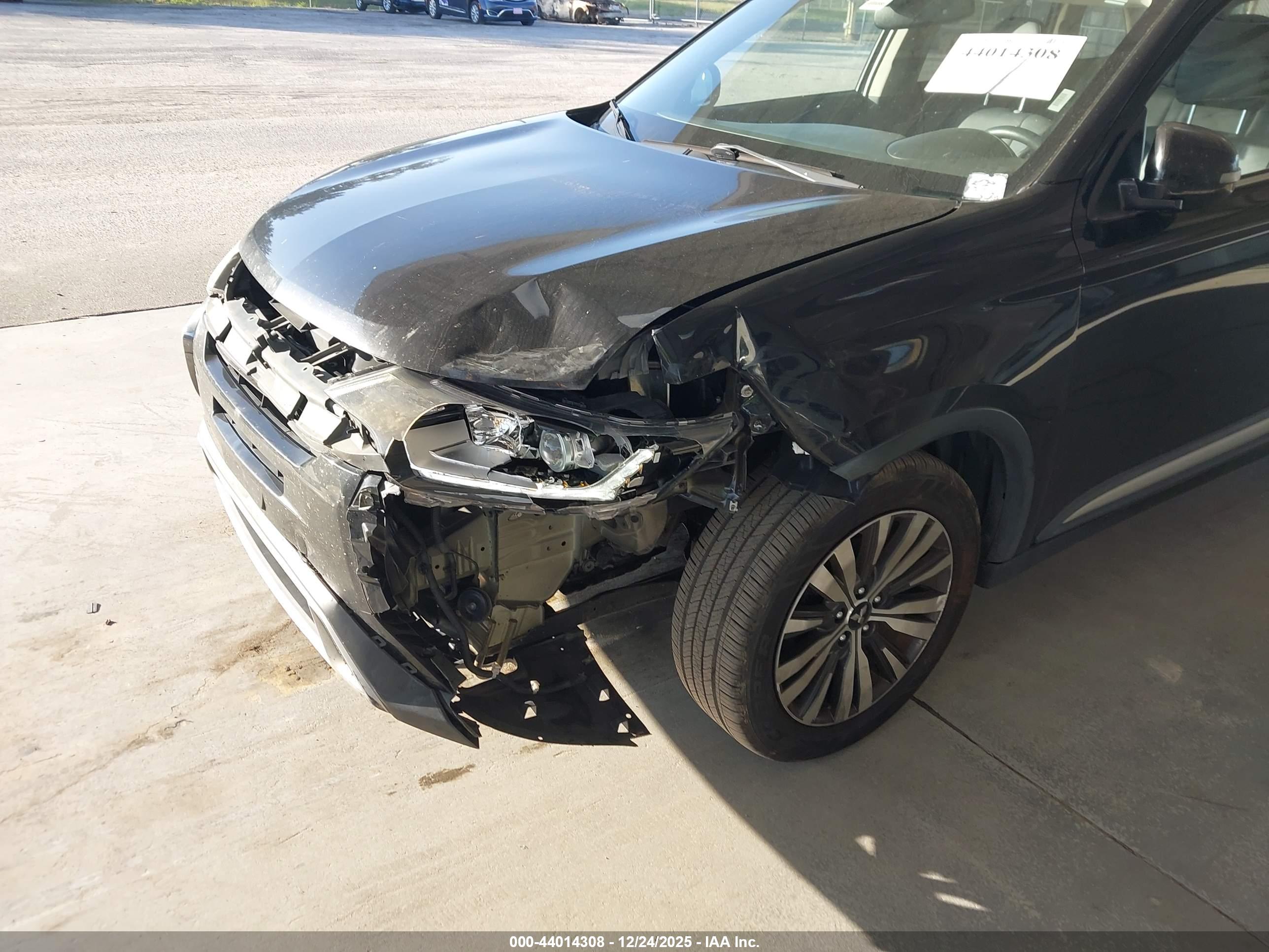 MITSUBISHI OUTLANDER image 6