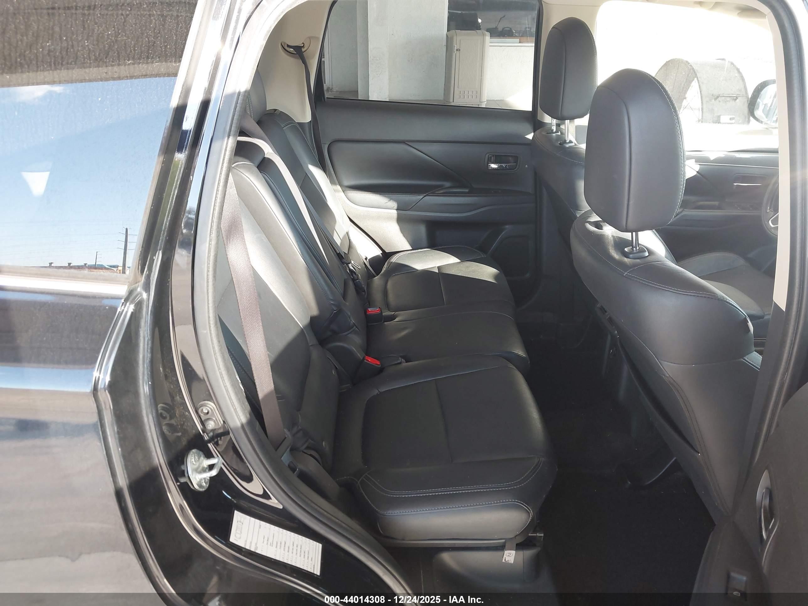 MITSUBISHI OUTLANDER image 8