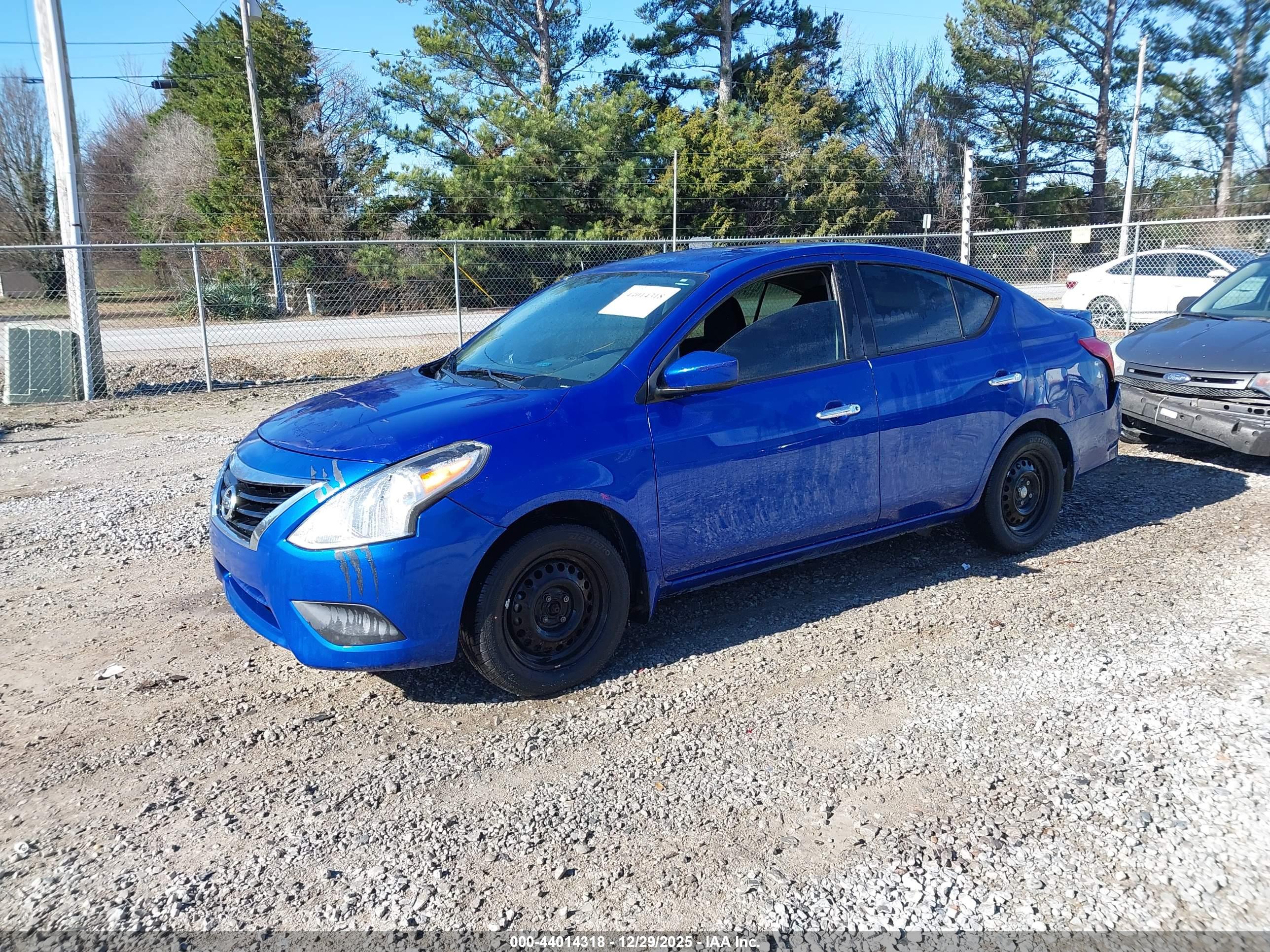 NISSAN VERSA image 2