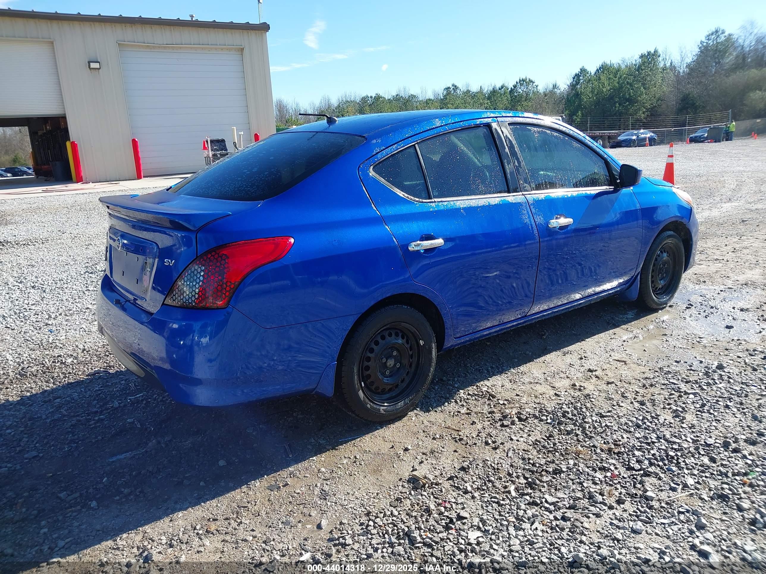 NISSAN VERSA image 4