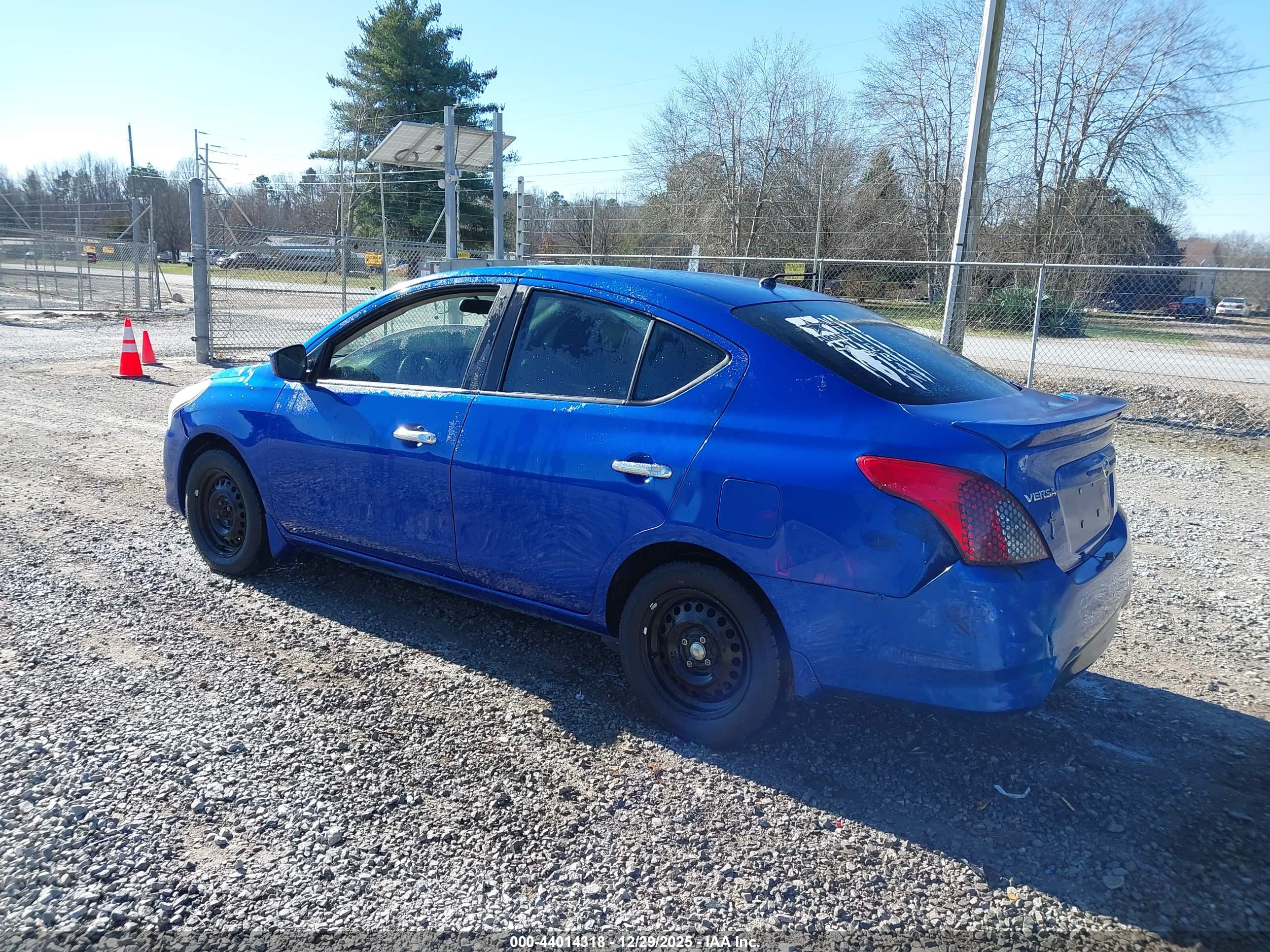 NISSAN VERSA image 6