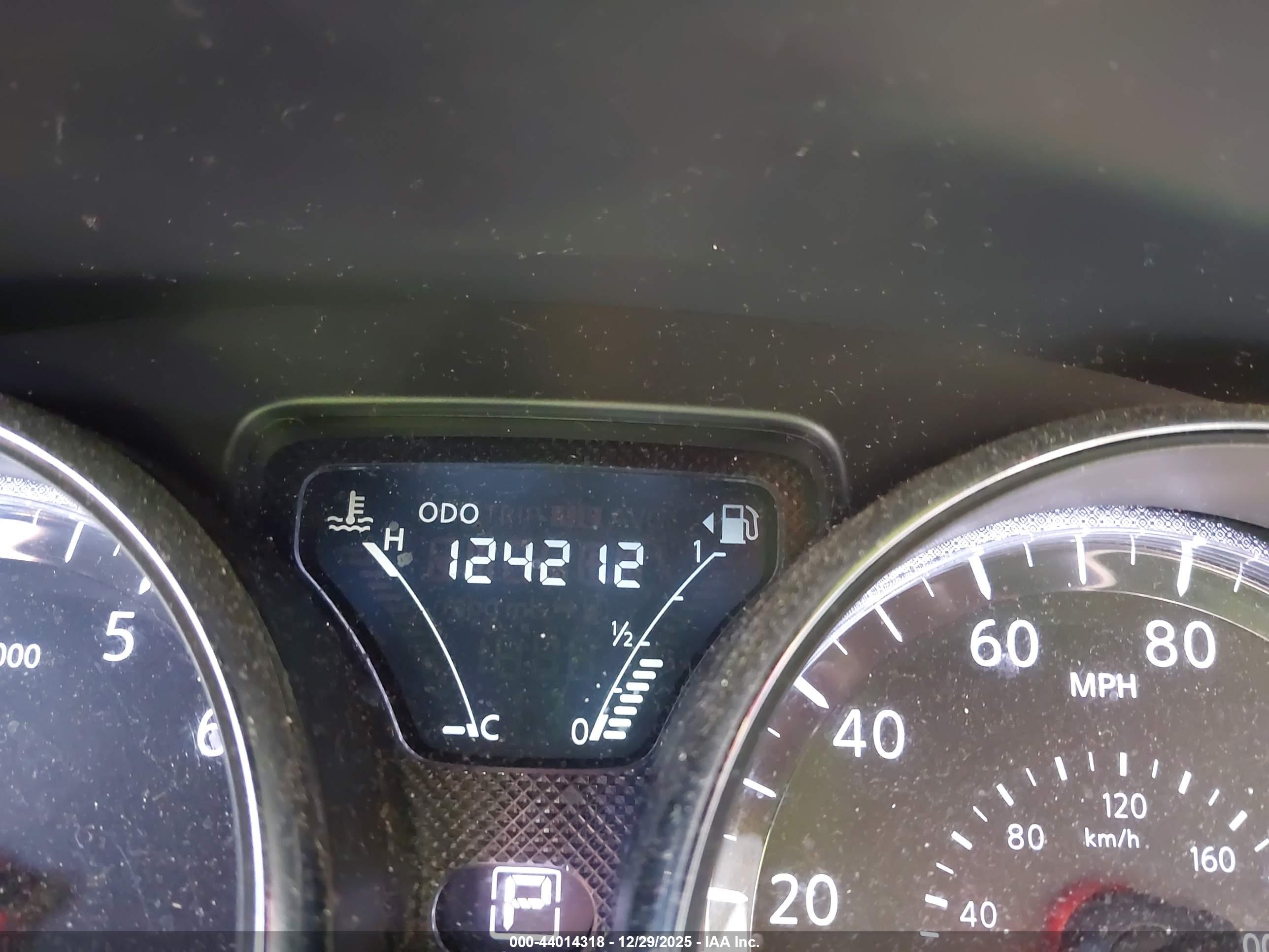 NISSAN VERSA image 7