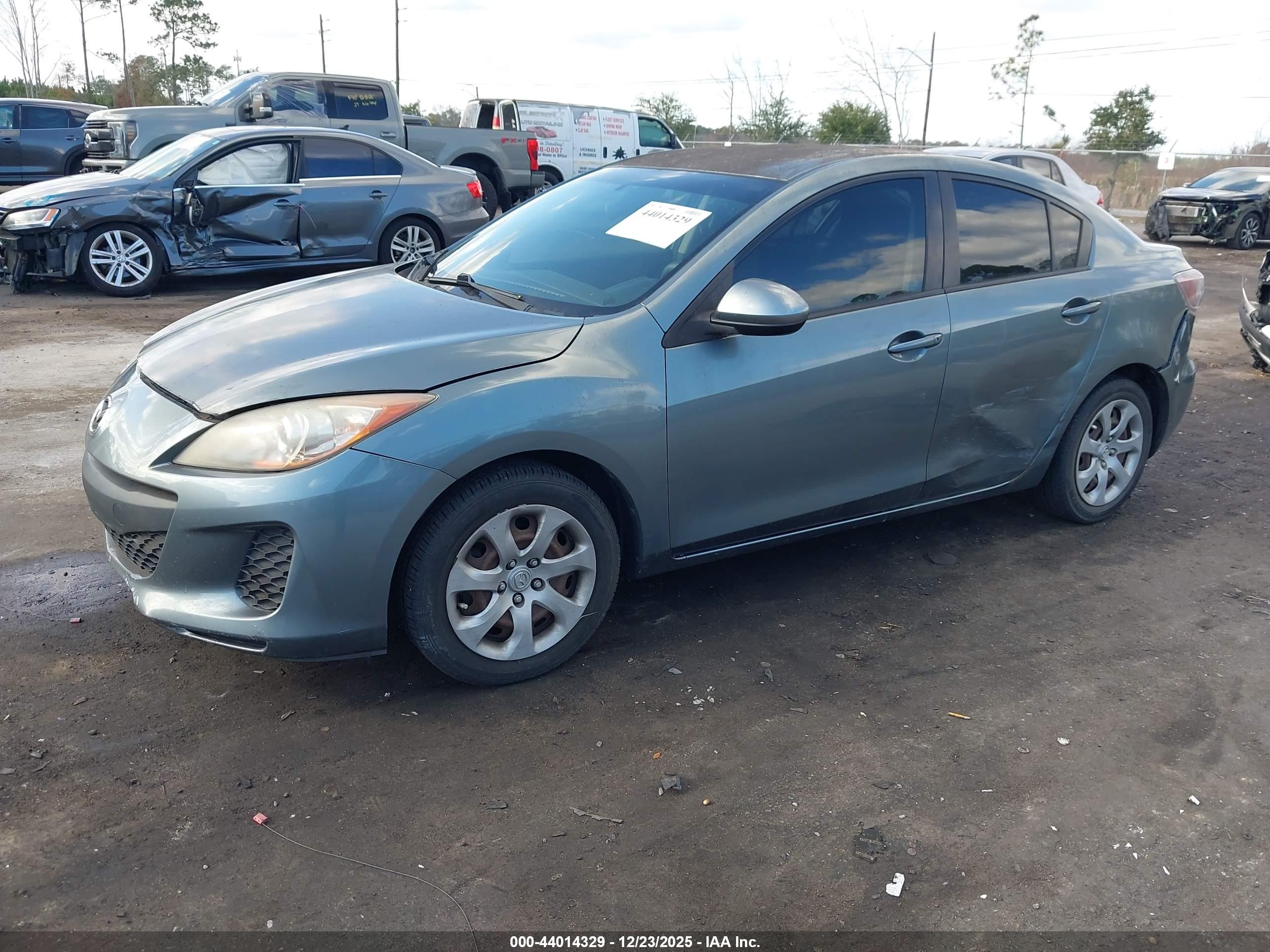 MAZDA MAZDA3 image 2