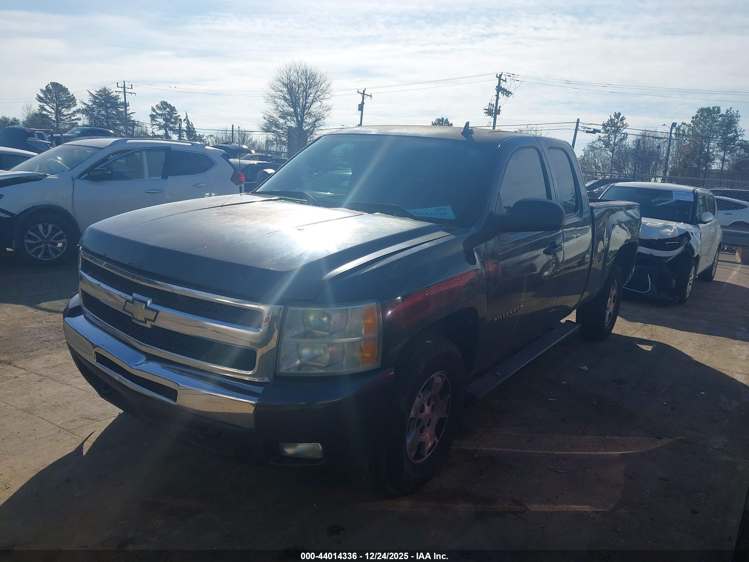 CHEVROLET SILVERADO image 2