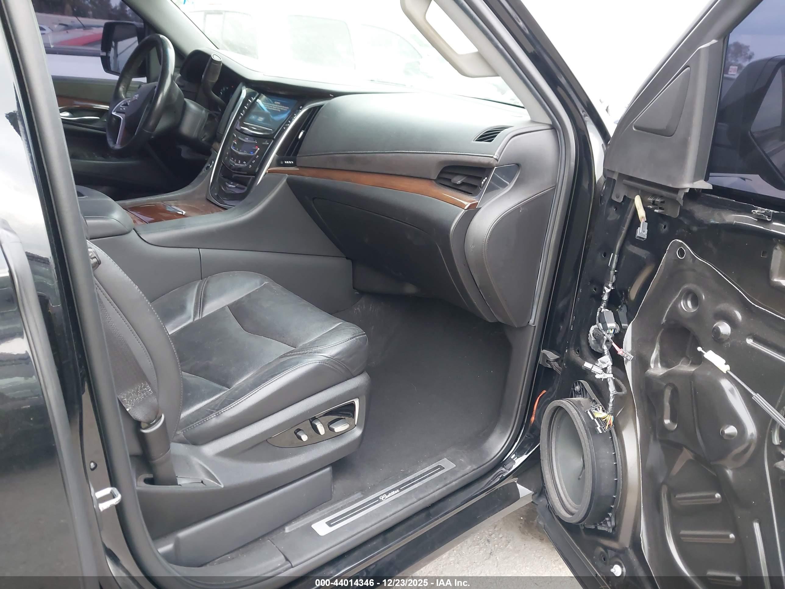 CADILLAC ESCALADE image 5
