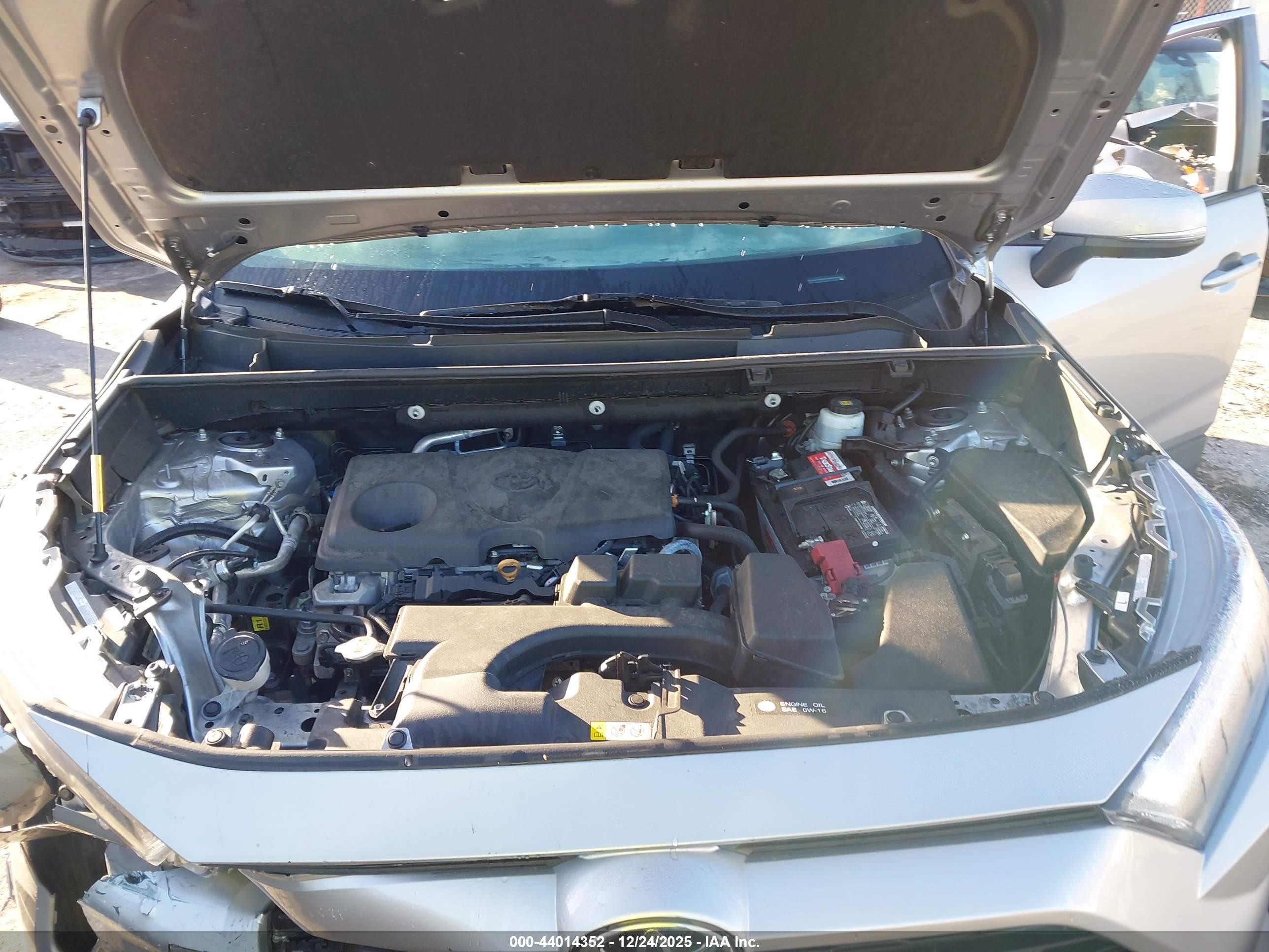 TOYOTA RAV4 image 10