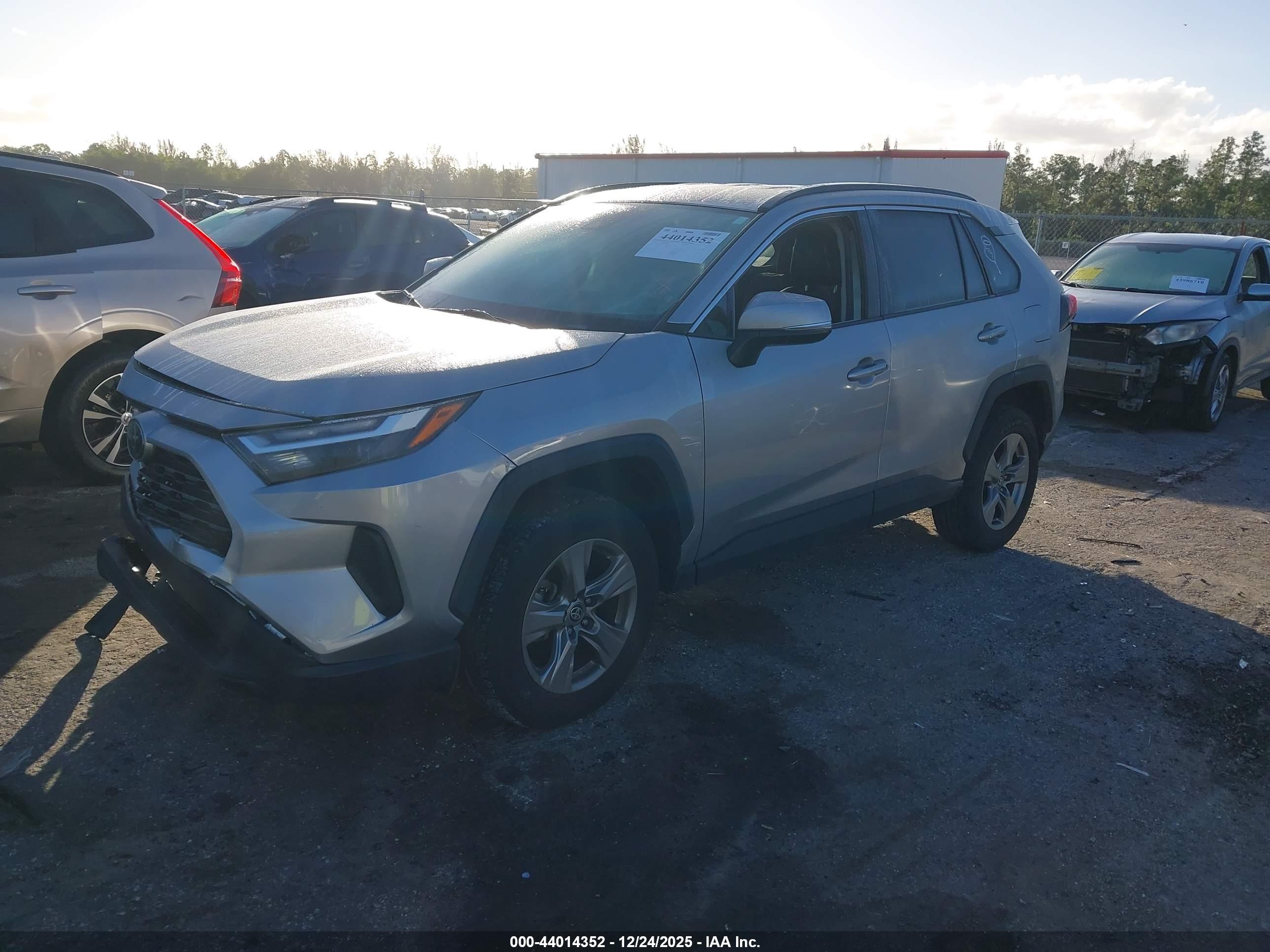TOYOTA RAV4 image 2