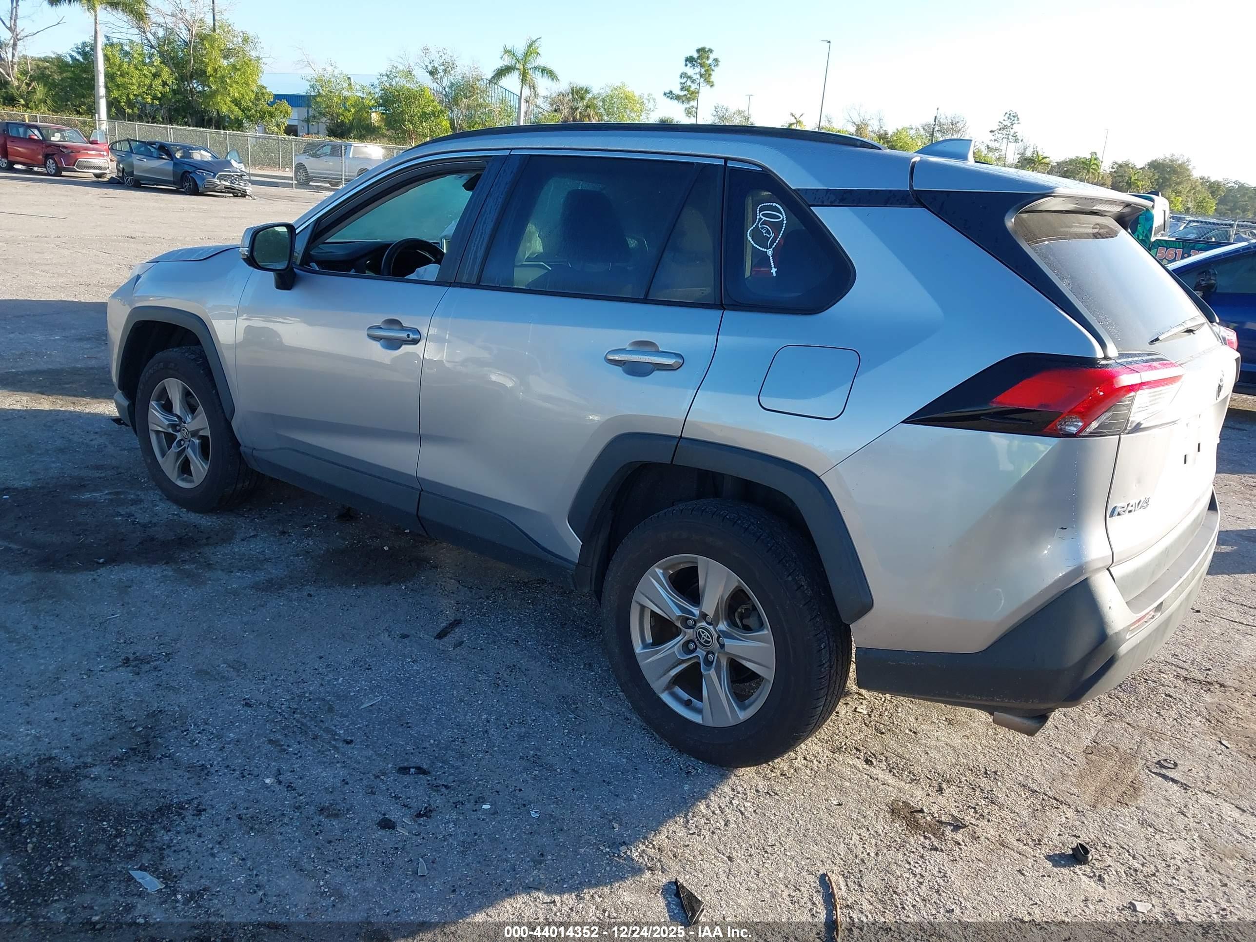 TOYOTA RAV4 image 3