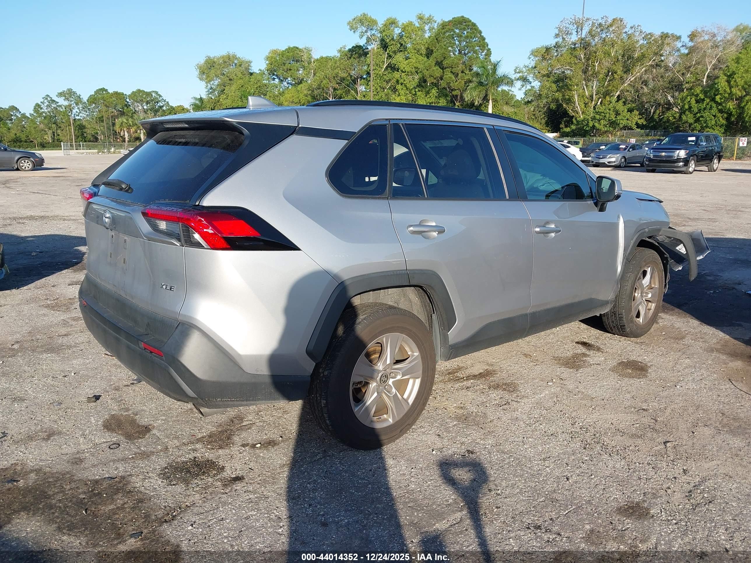 TOYOTA RAV4 image 4