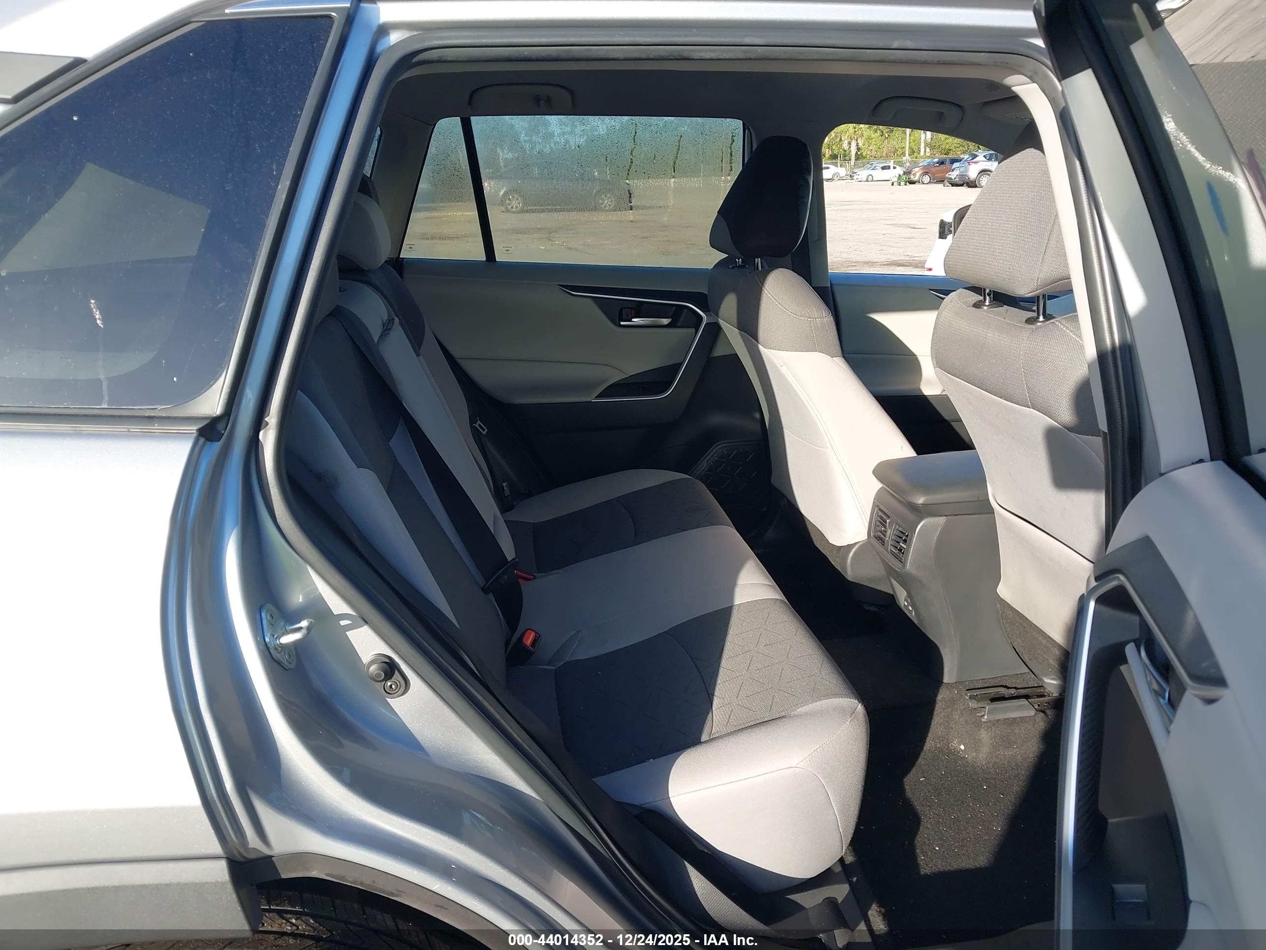 TOYOTA RAV4 image 8