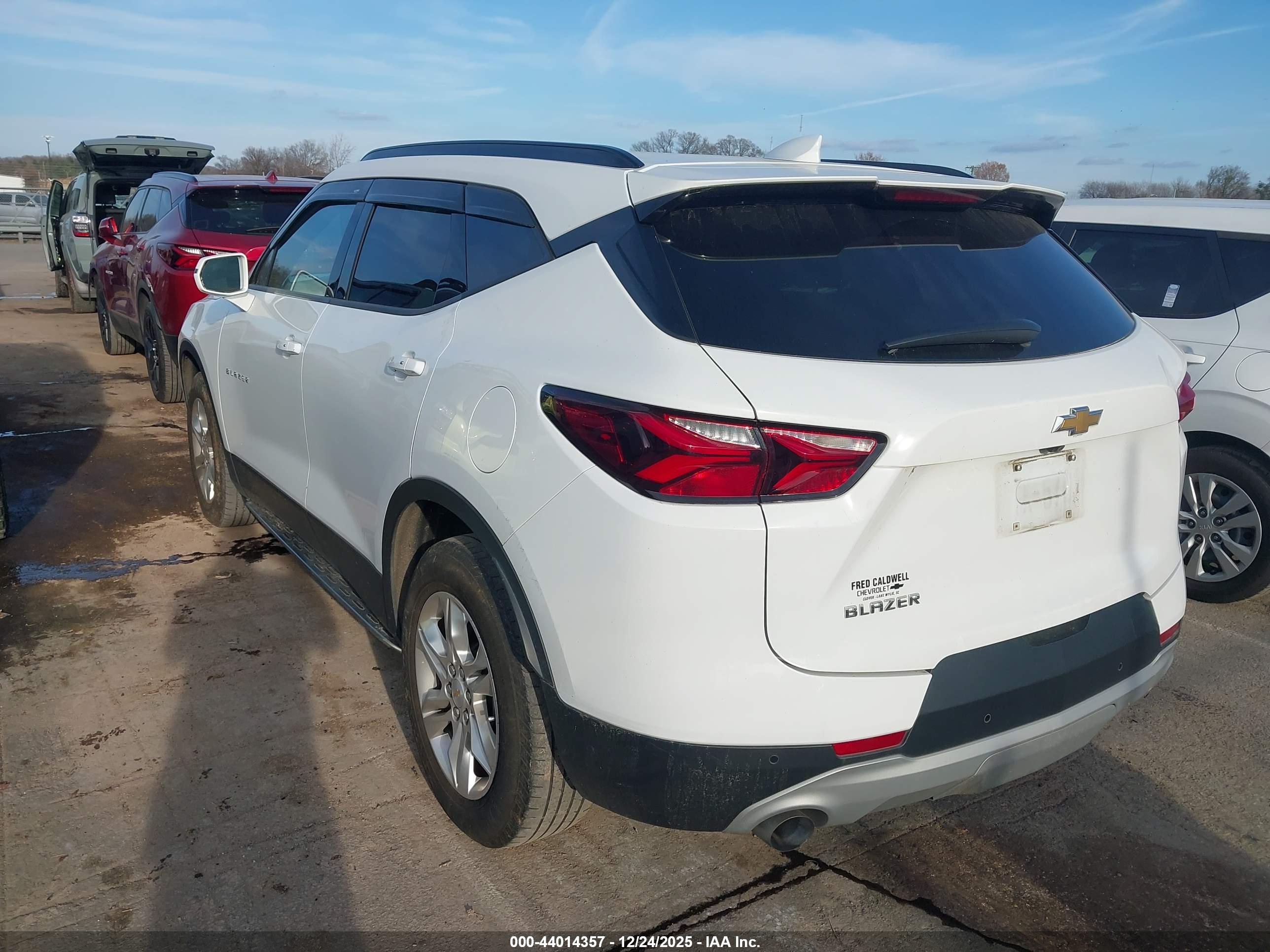 CHEVROLET BLAZER image 3