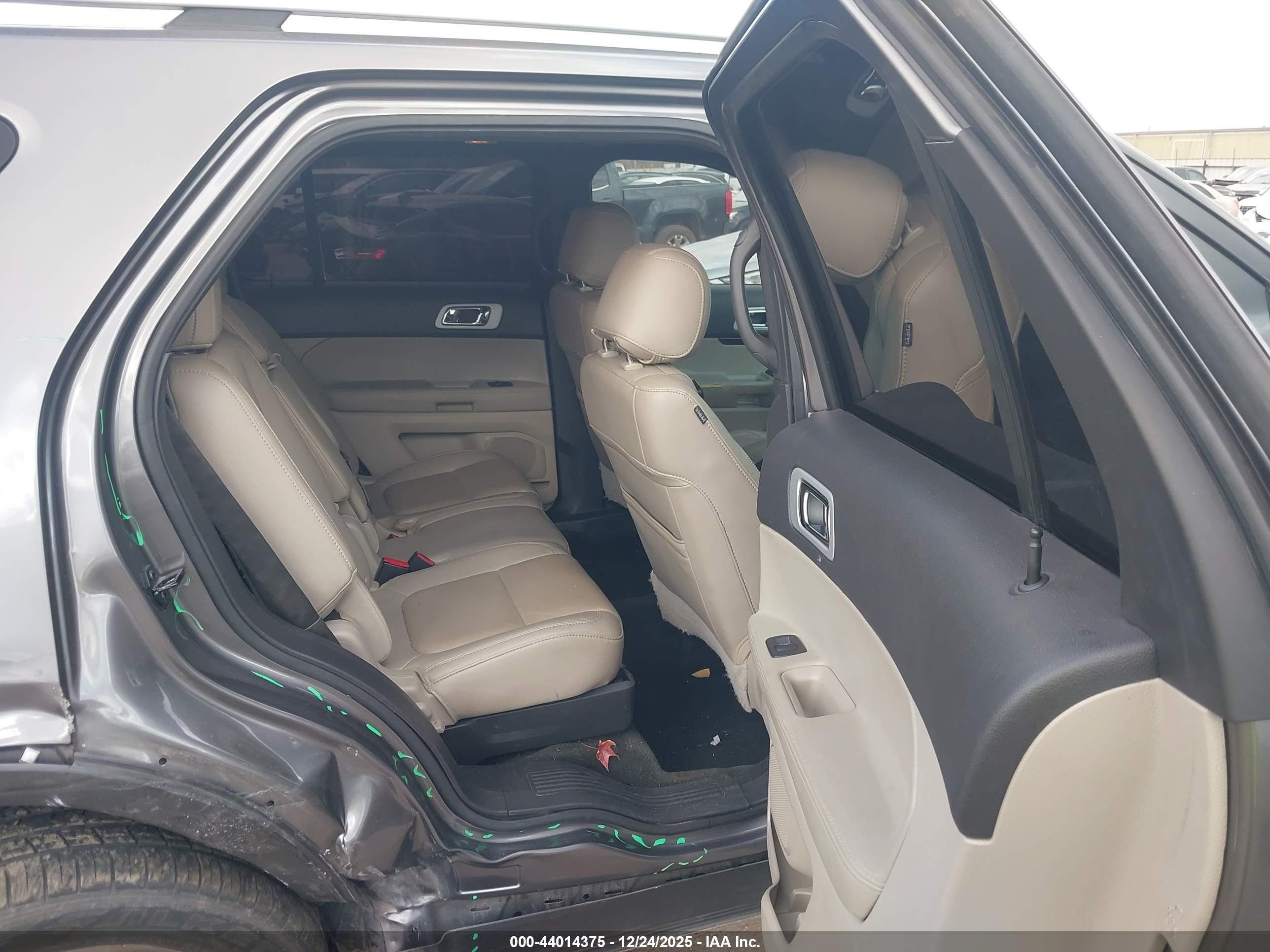 FORD EXPLORER image 8