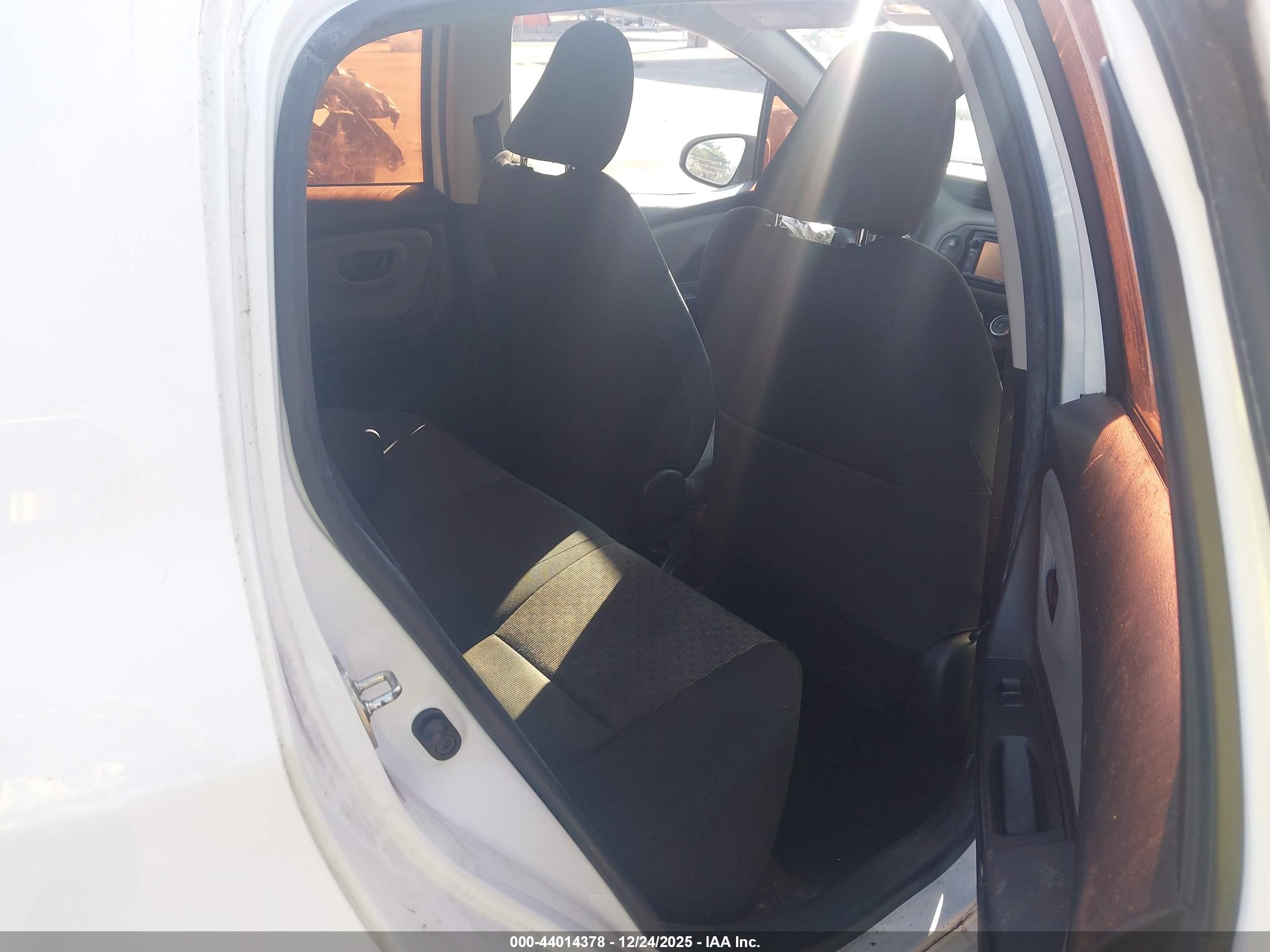 TOYOTA YARIS image 8
