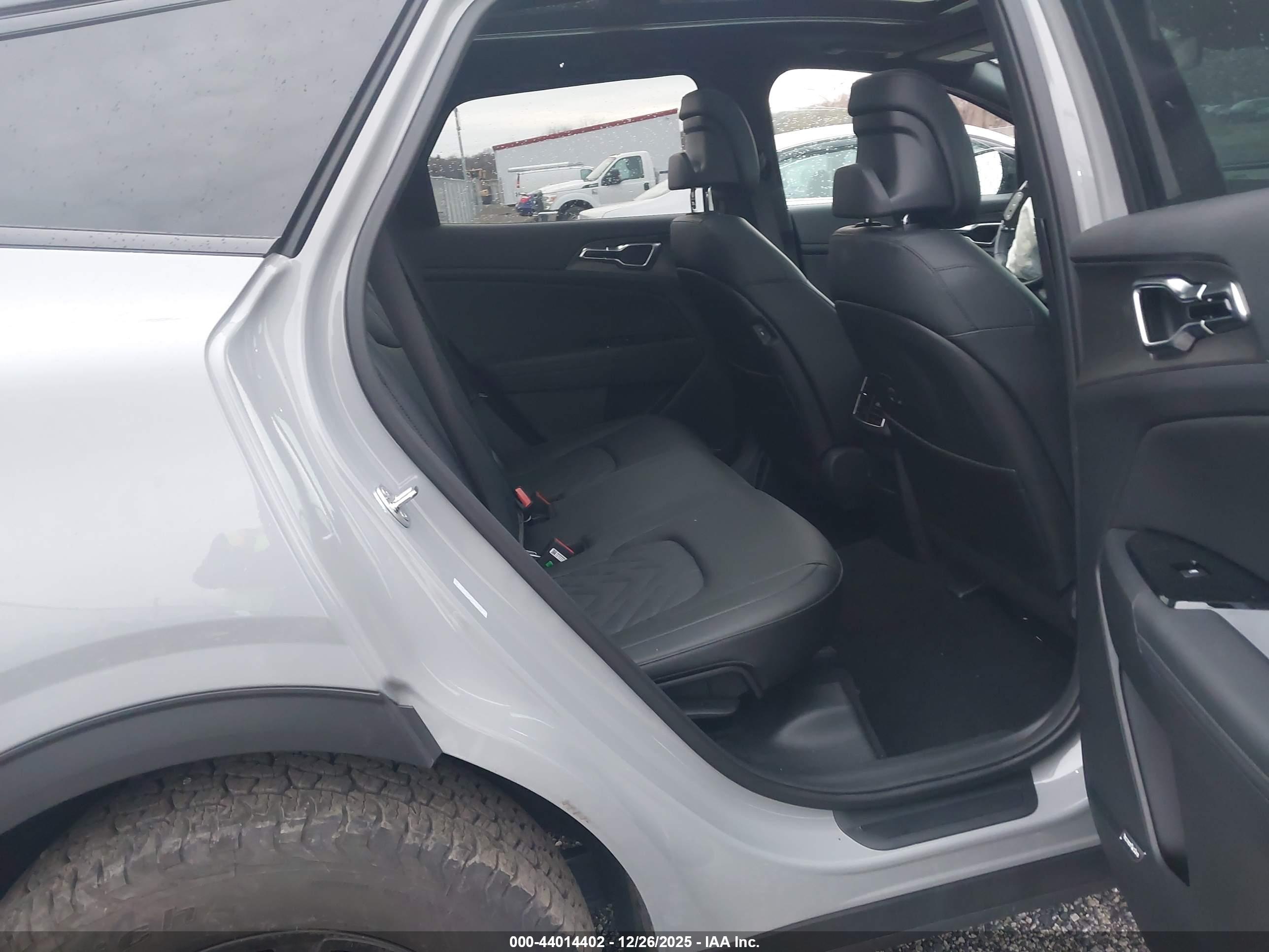 KIA SPORTAGE image 8