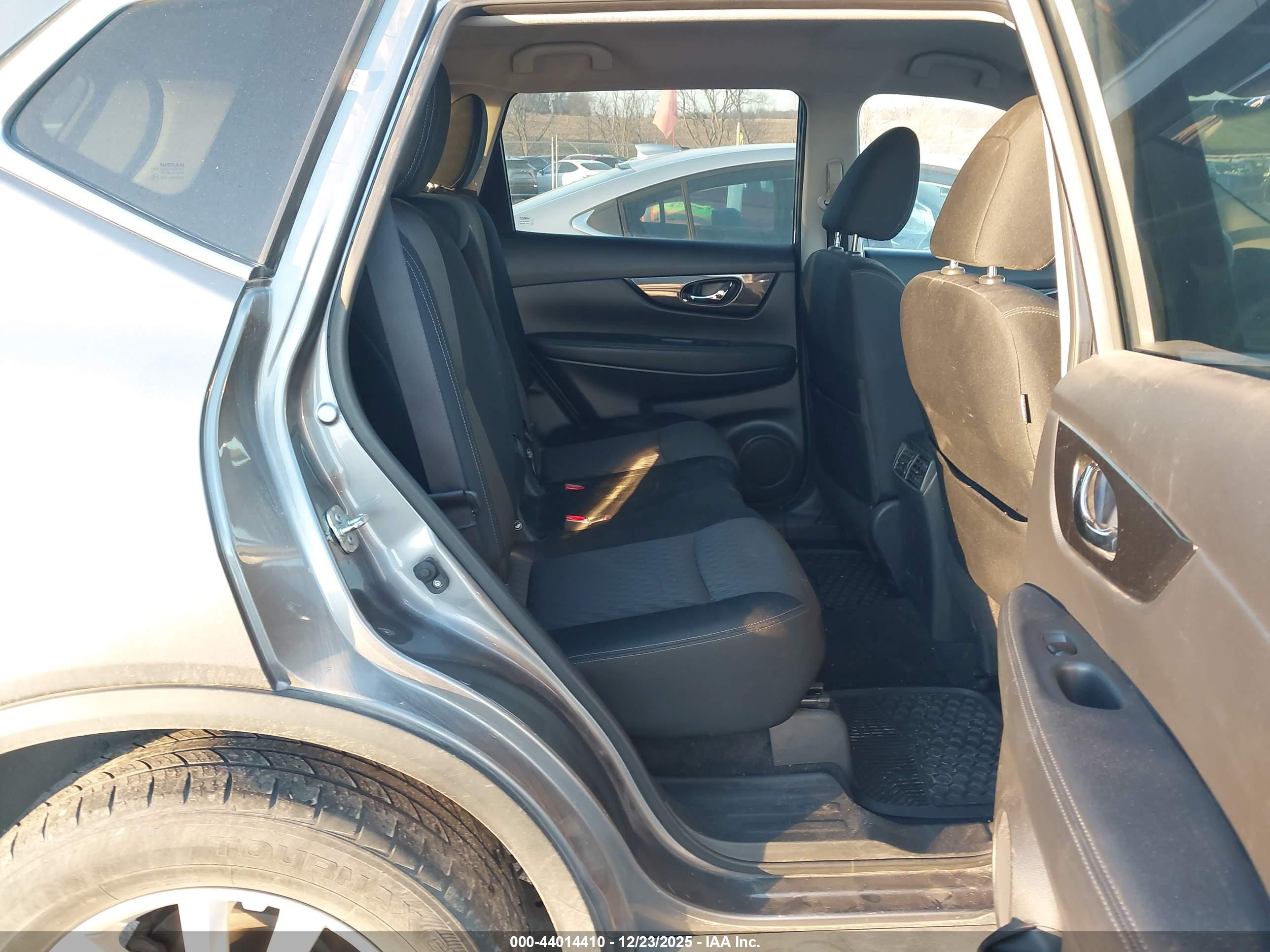NISSAN ROGUE image 8