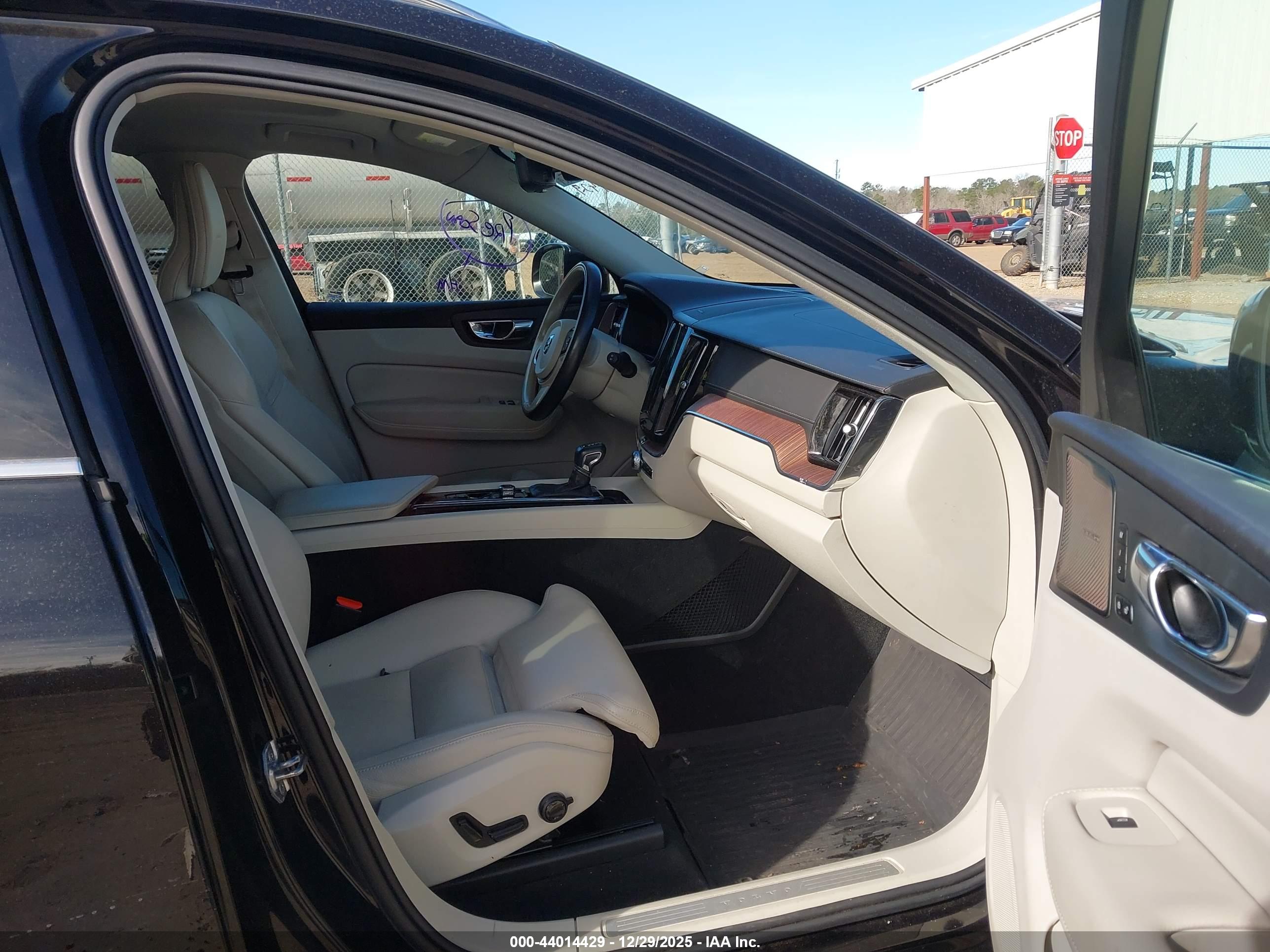 VOLVO XC60 image 5