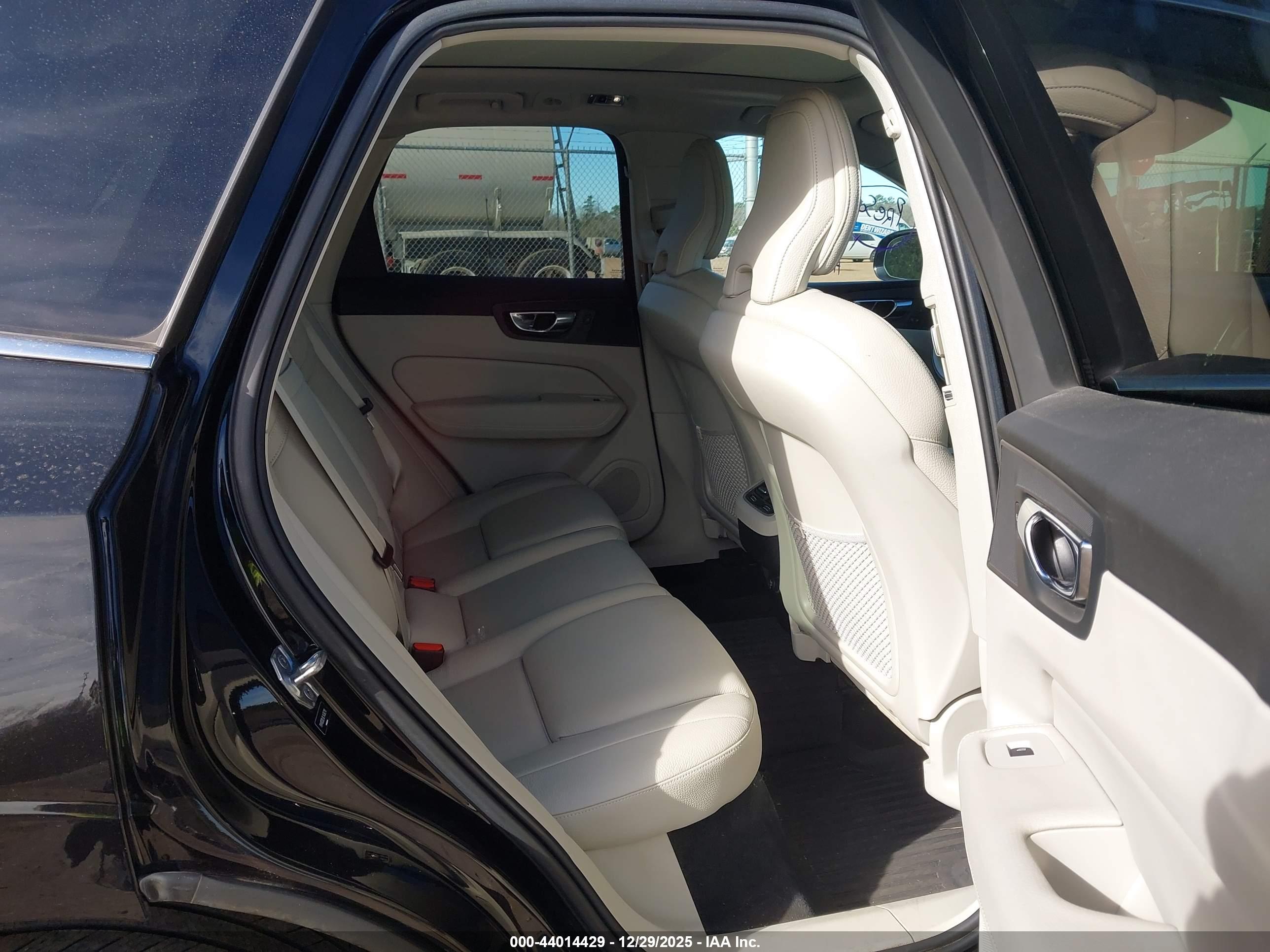 VOLVO XC60 image 8