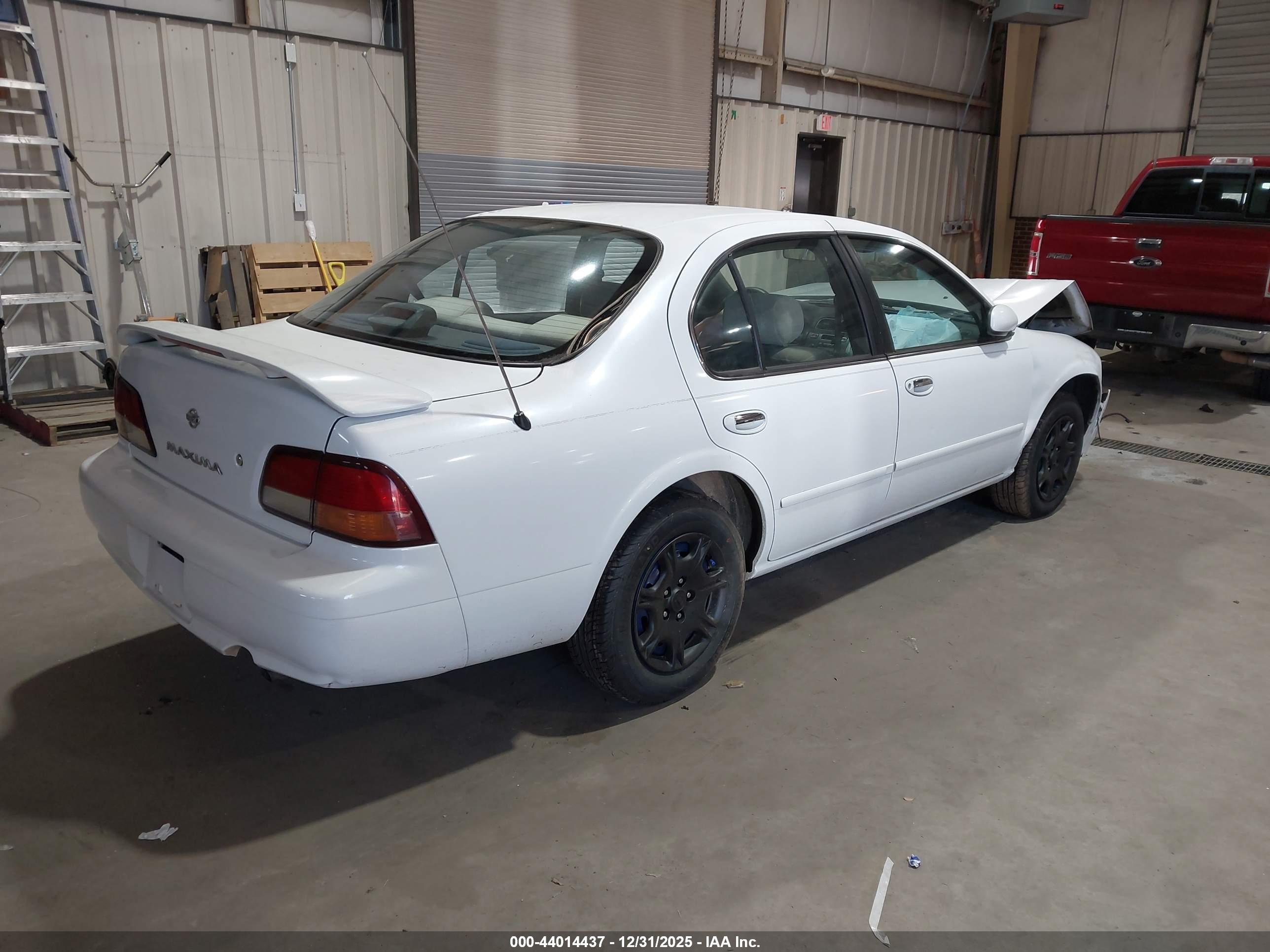 NISSAN MAXIMA image 4
