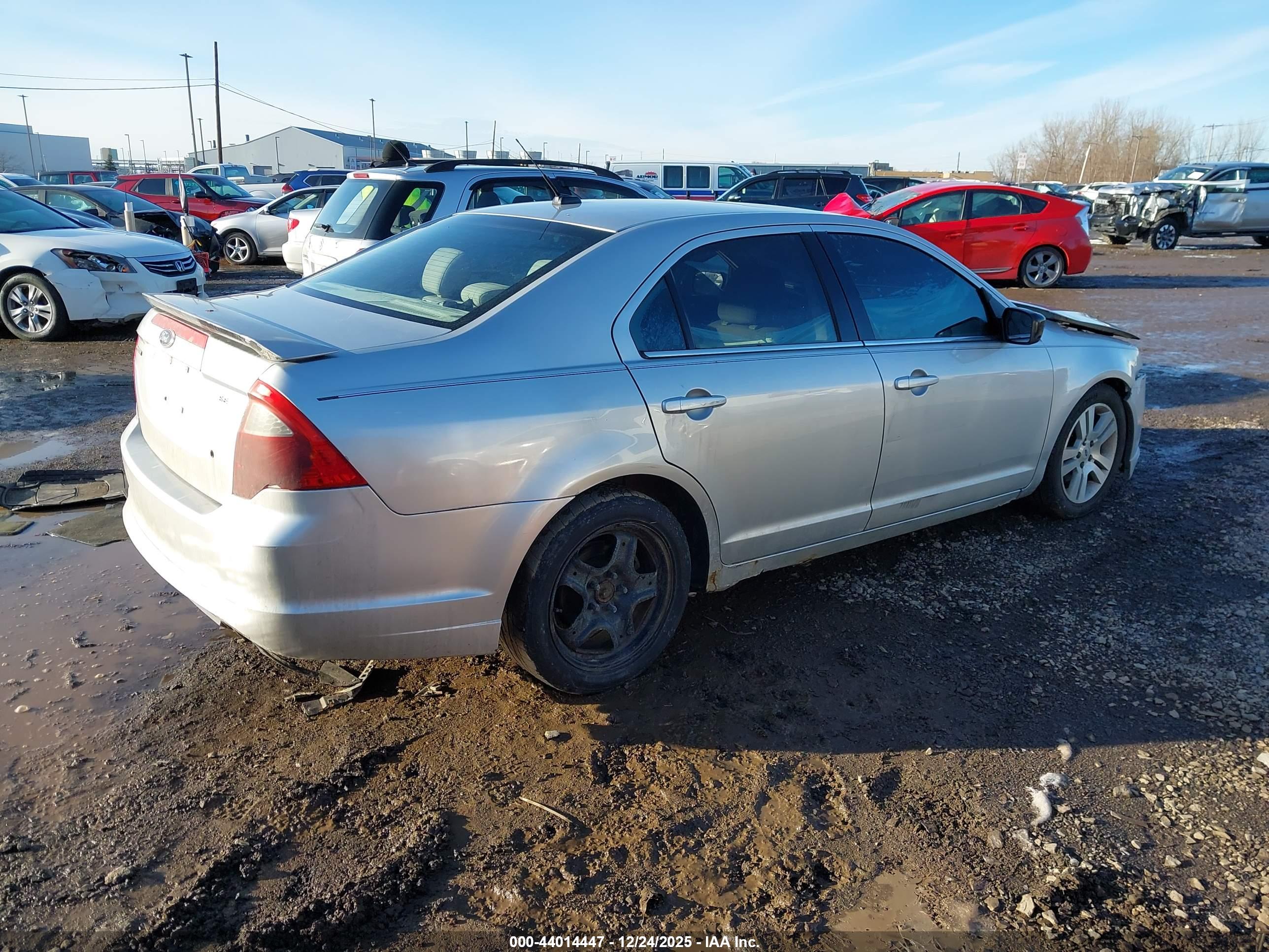 FORD FUSION image 4