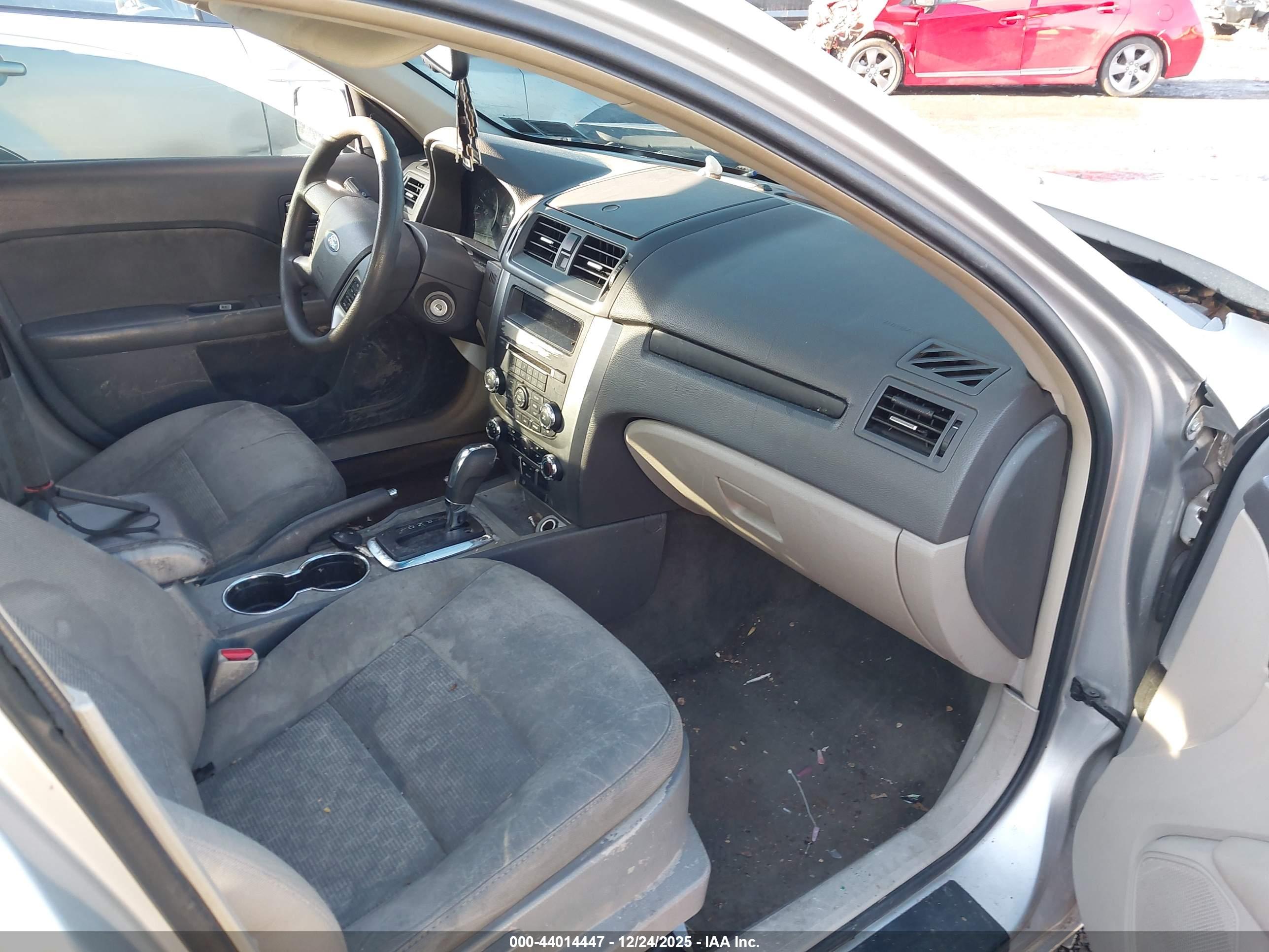 FORD FUSION image 5