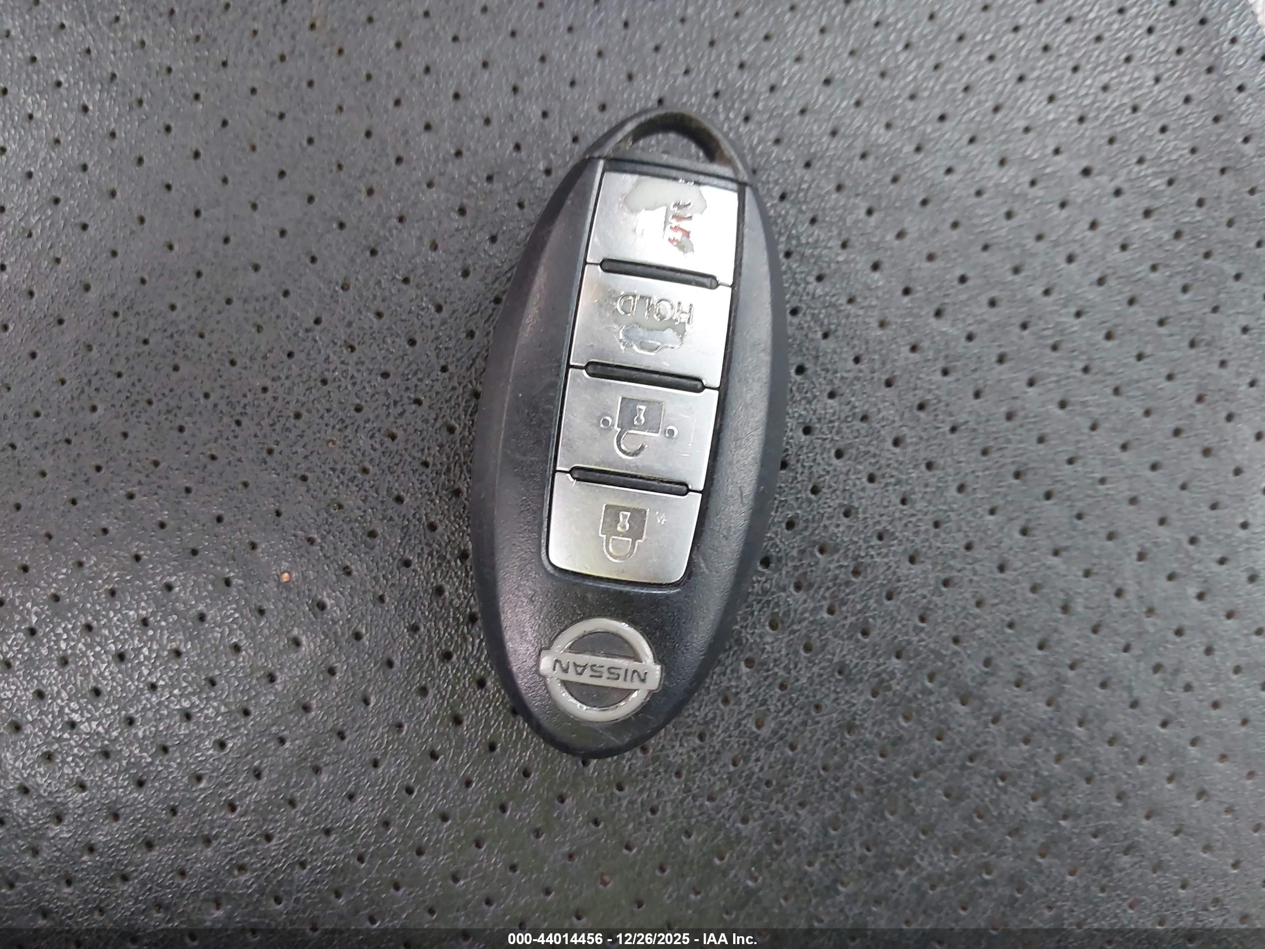 NISSAN VERSA image 11