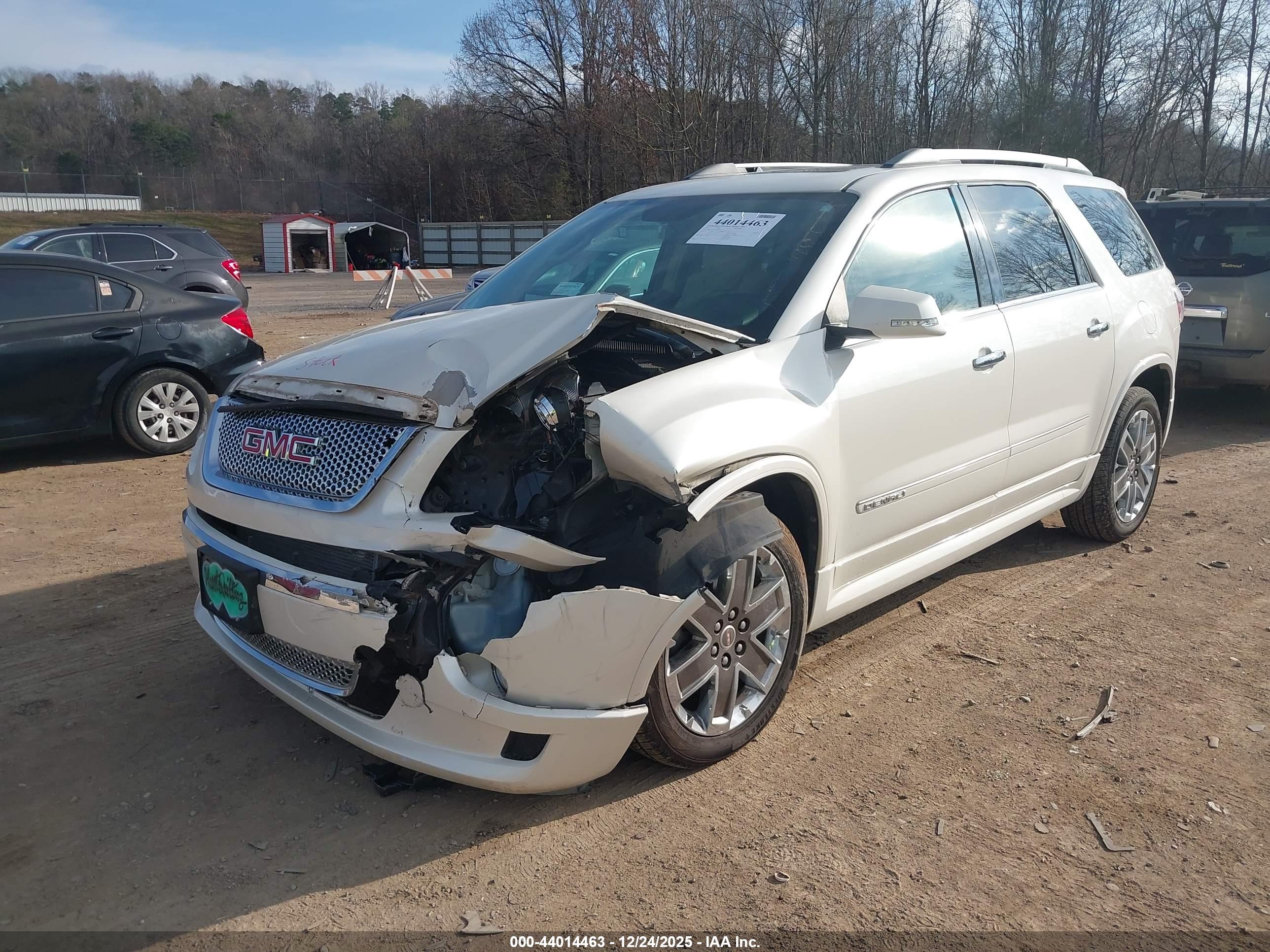 GMC ACADIA image 2
