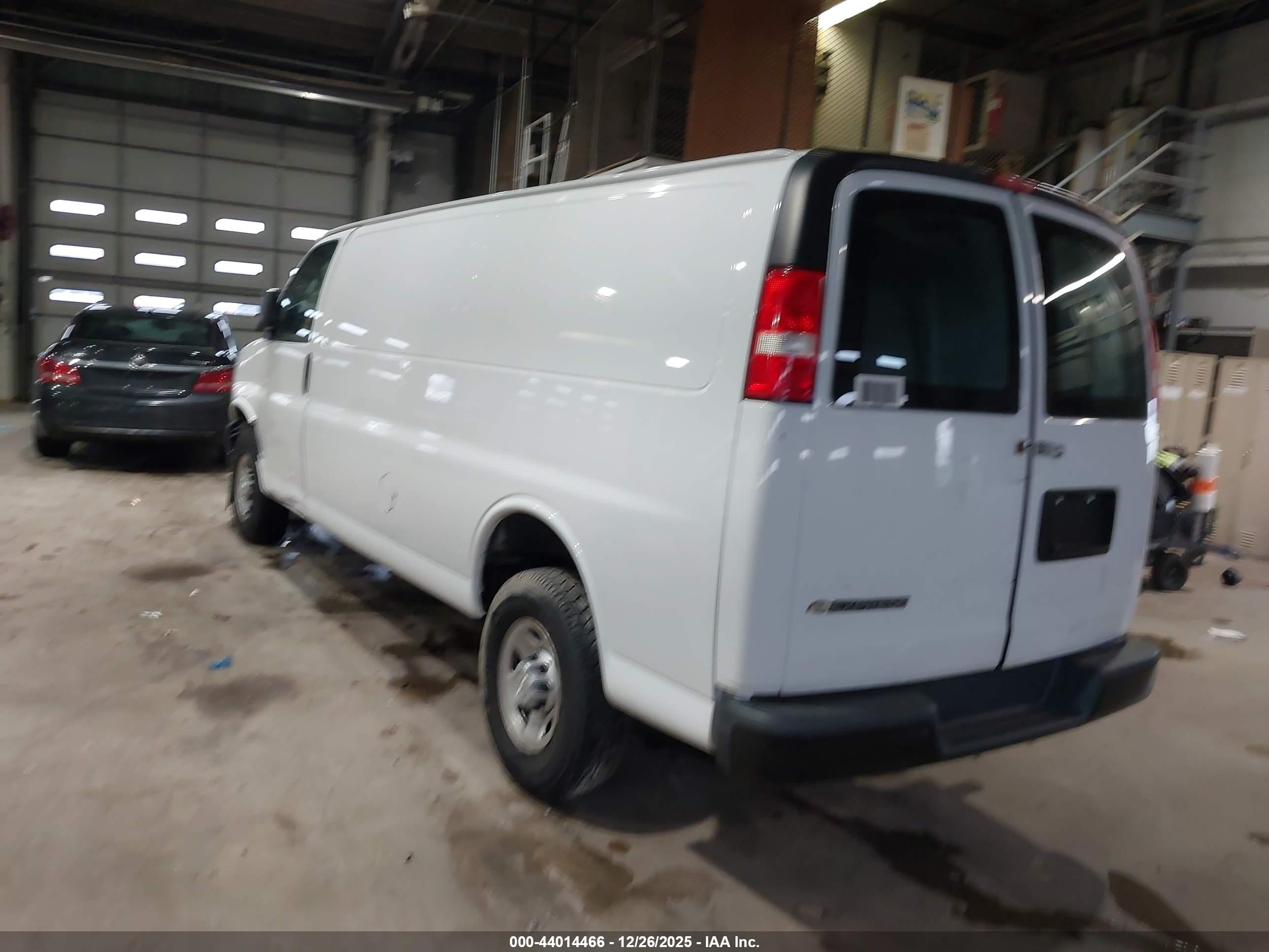CHEVROLET EXPRESS image 3