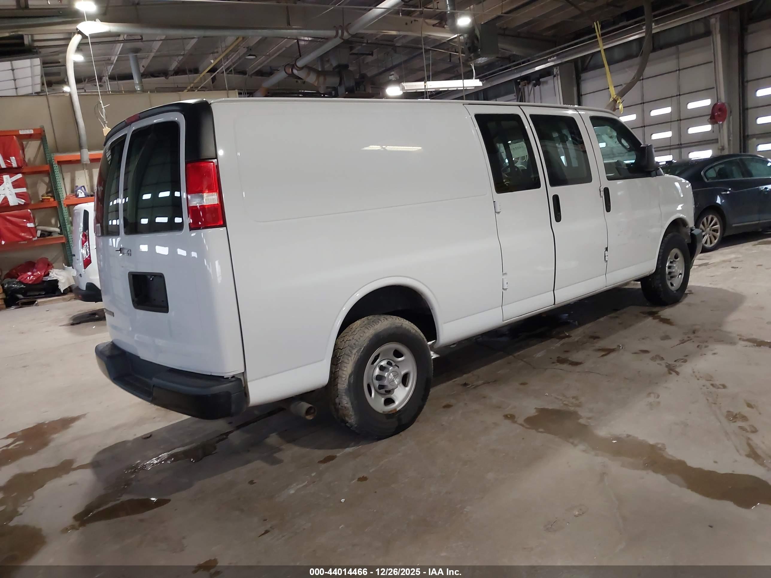 CHEVROLET EXPRESS image 4