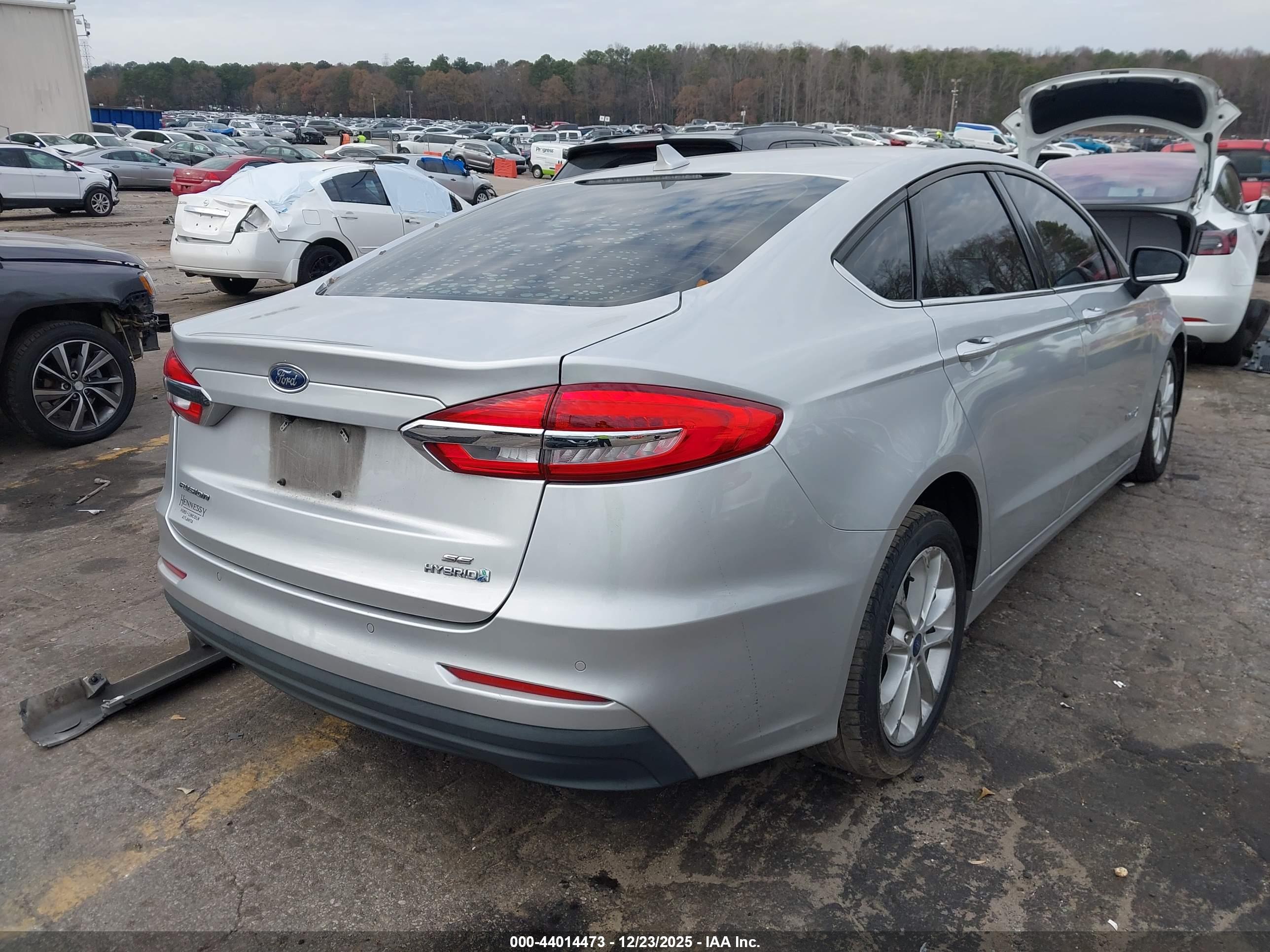 FORD FUSION image 4