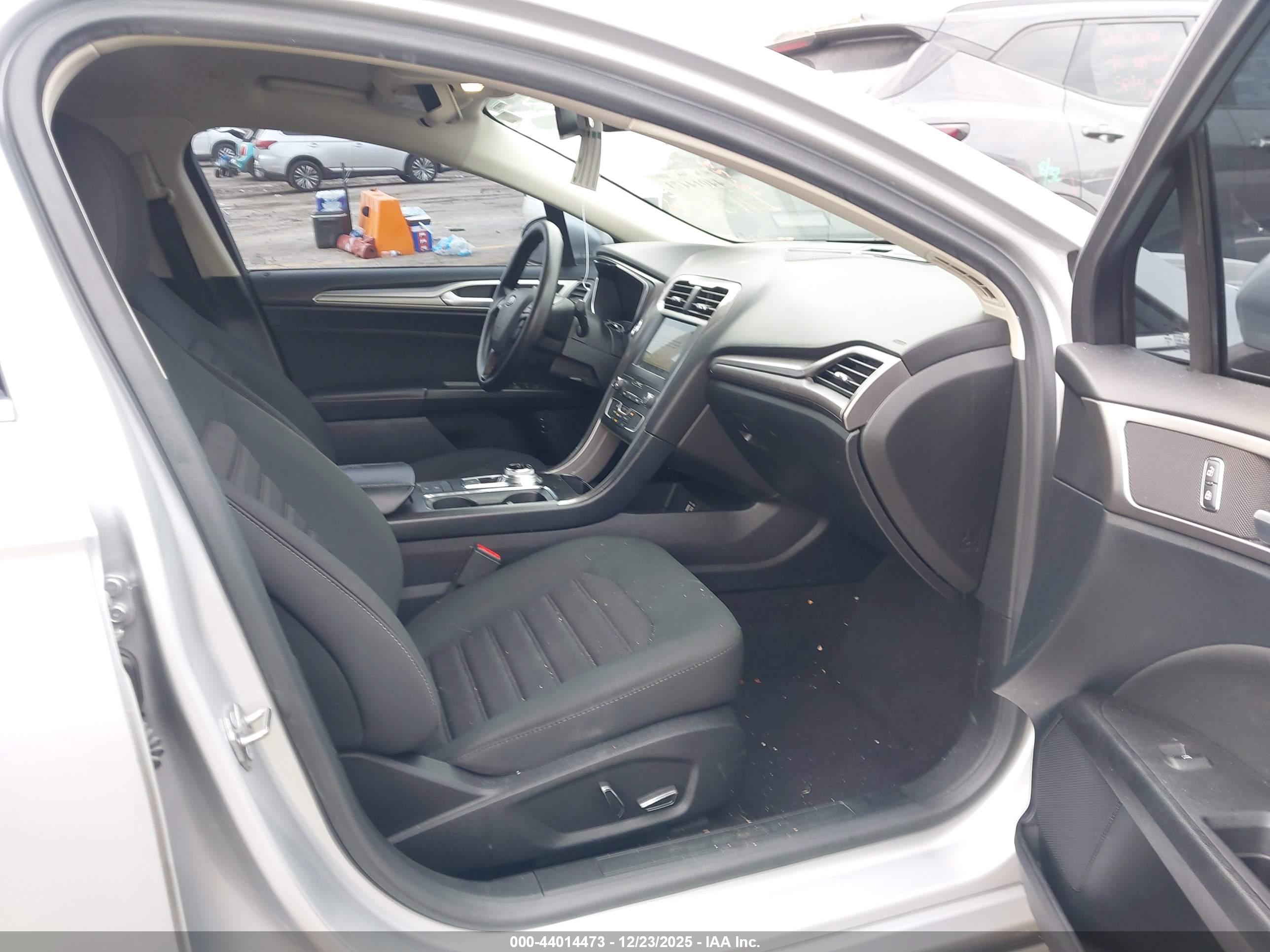FORD FUSION image 5