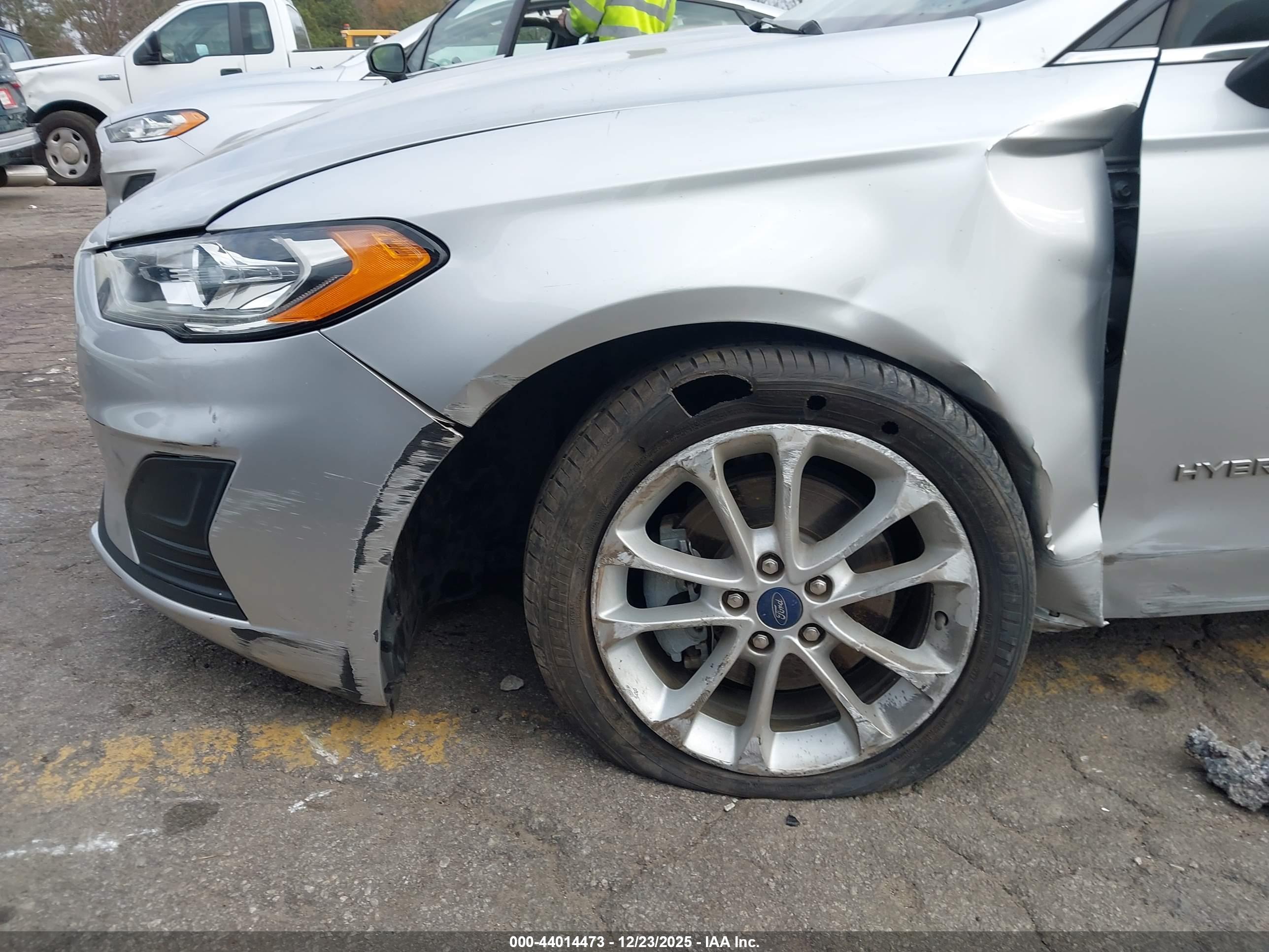 FORD FUSION image 6